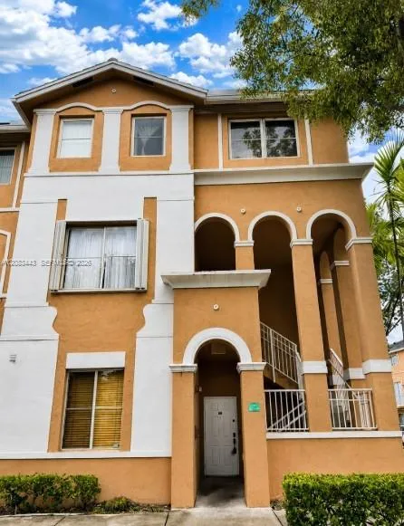 Foto de propiedad en 7080 NW 177th Street 107-13, Hialeah, FL 33015 Hialeah con MLS# 