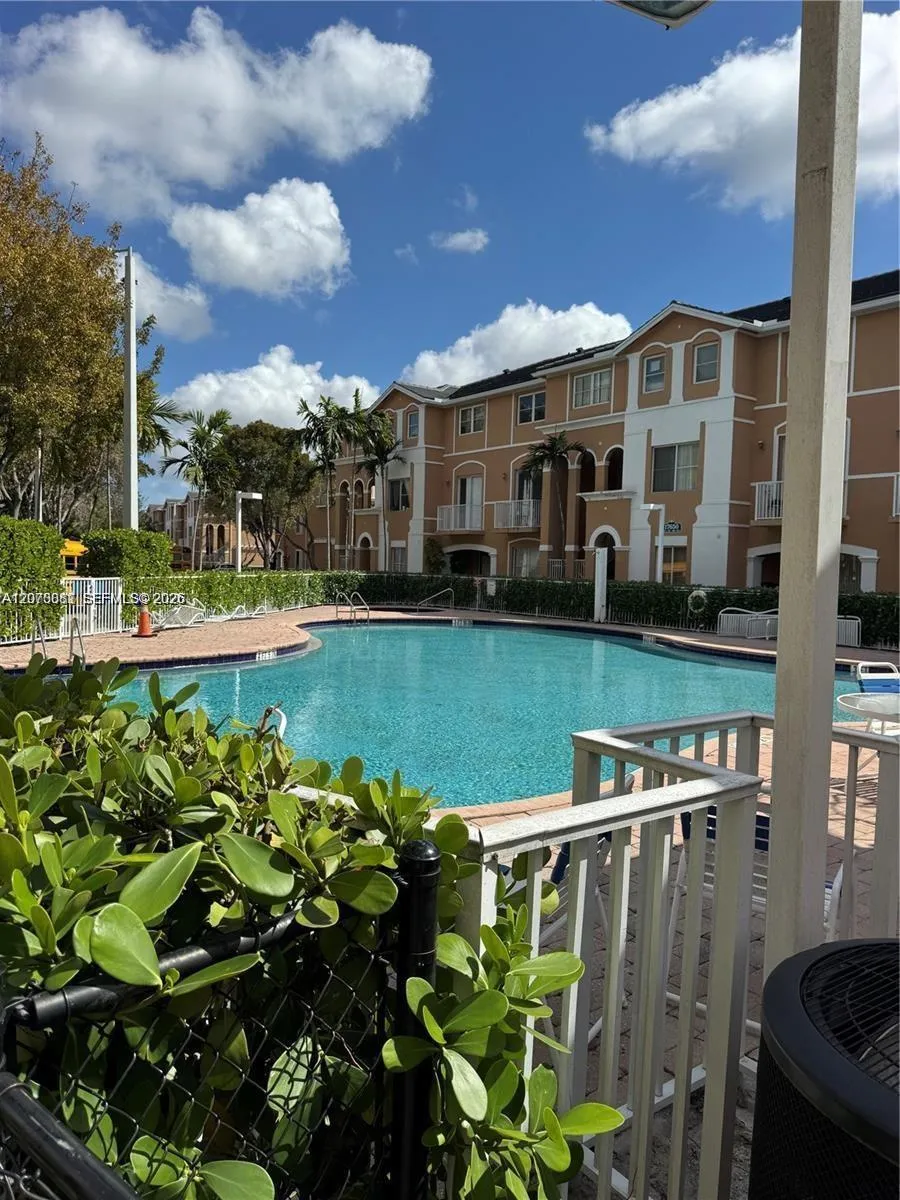 Foto de propiedad en 7080 NW 177th Street 201-13, Hialeah, FL 33015 Hialeah con MLS# 