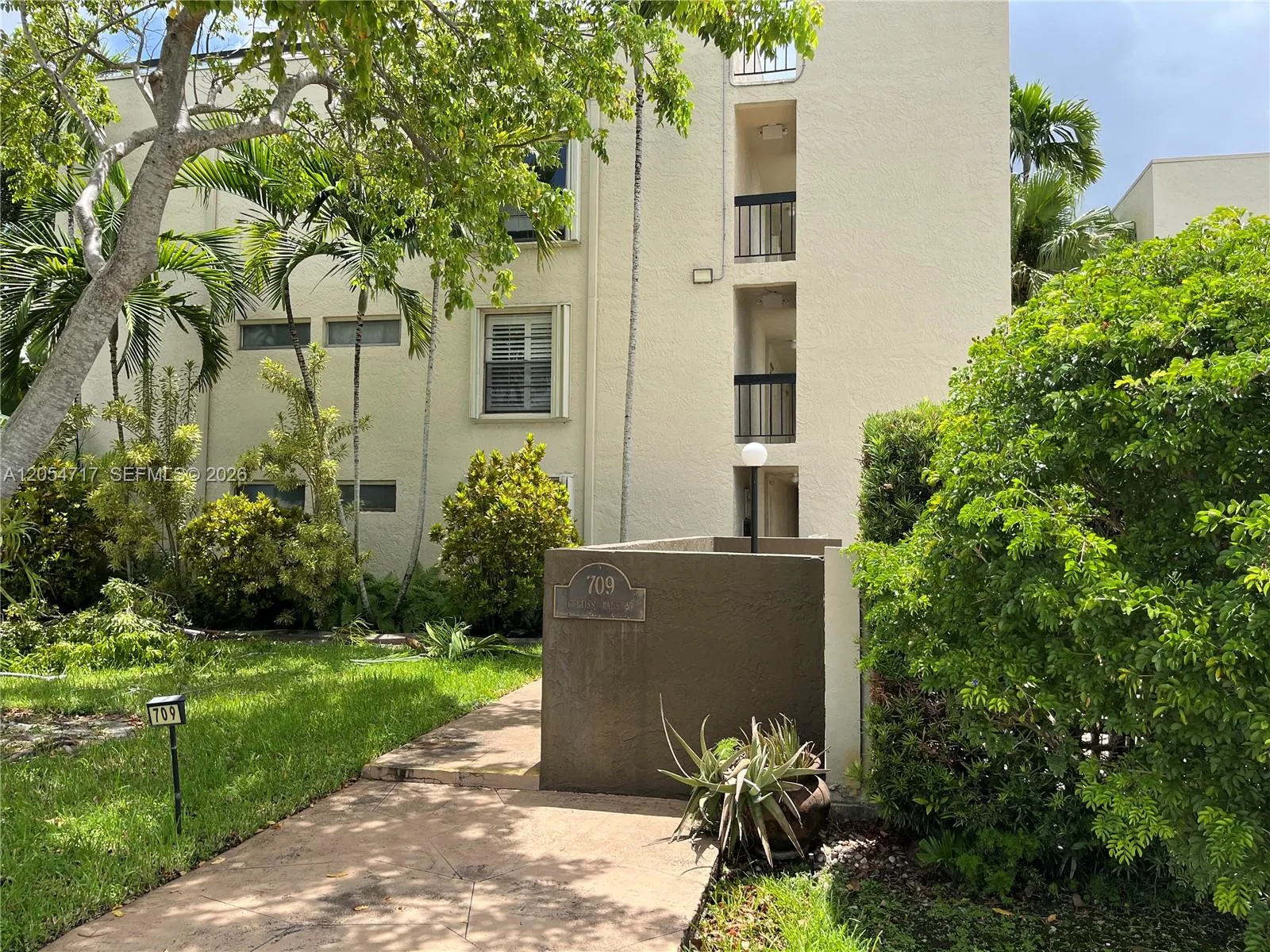Foto de propiedad en 709 Curtiss Parkway 11, Miami Springs, FL 33166 Miami Springs con MLS# 