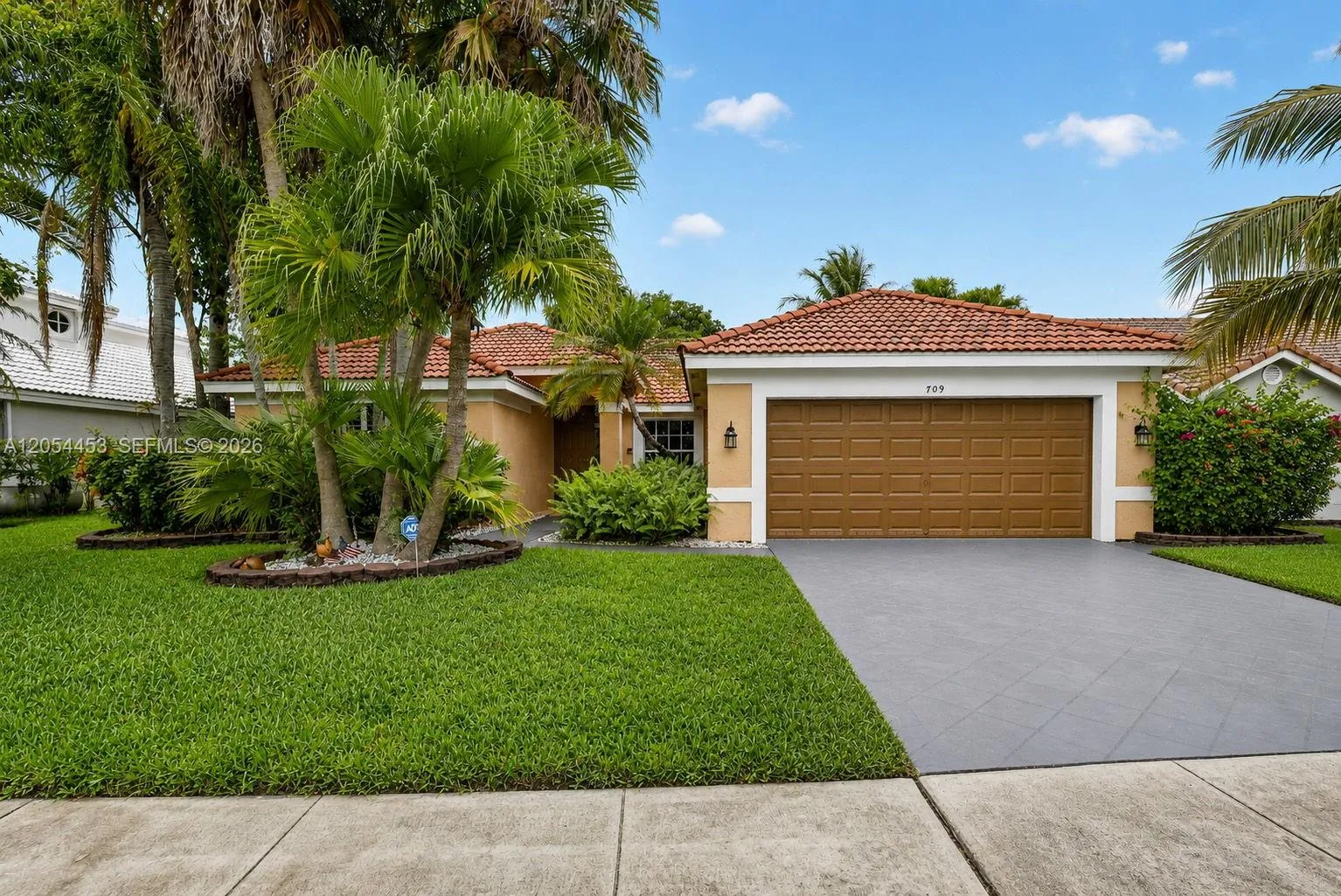 Foto de propiedad en 709 NW 177th Avenue, Pembroke Pines, FL 33029 Pembroke Pines con MLS# 