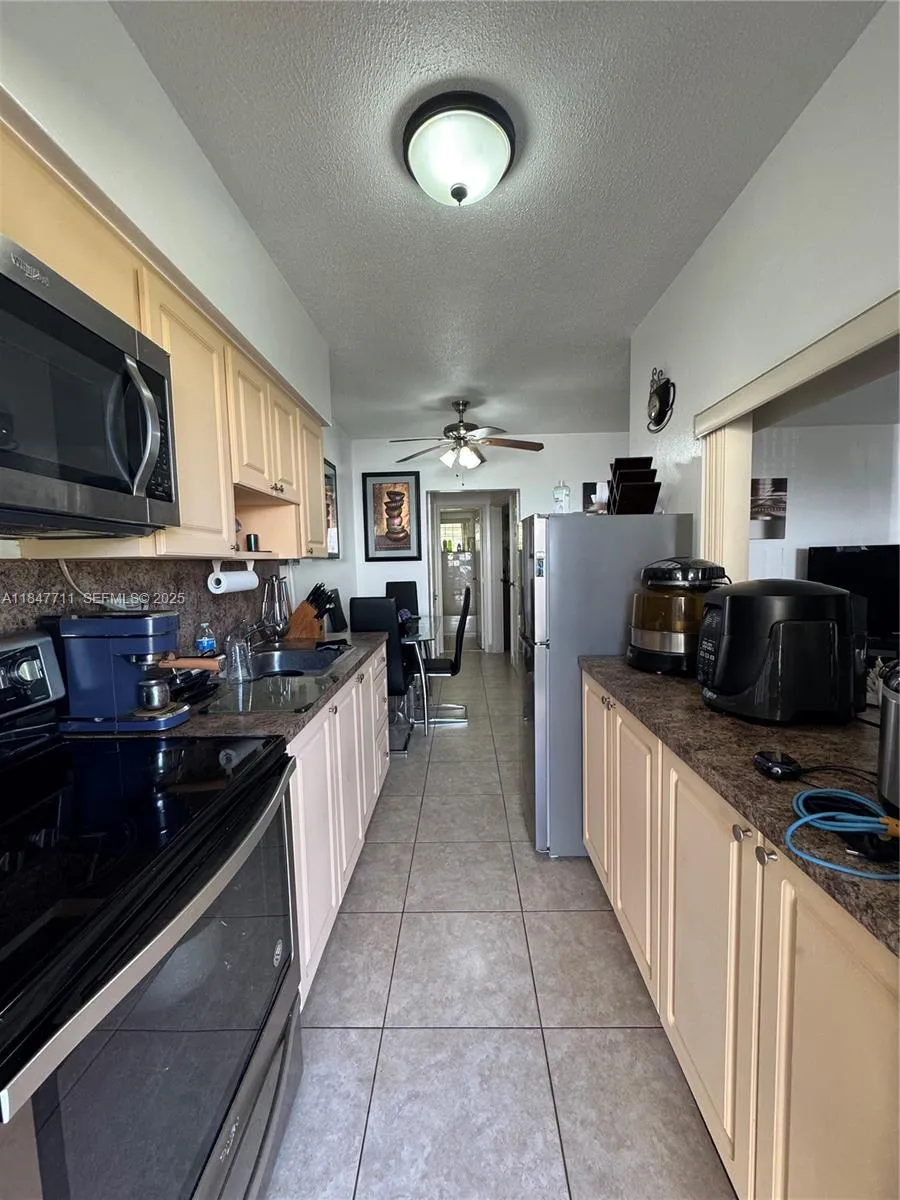 Foto de propiedad en 71 NW 76th Street 5, Miami, FL 33150 Miami con MLS# 