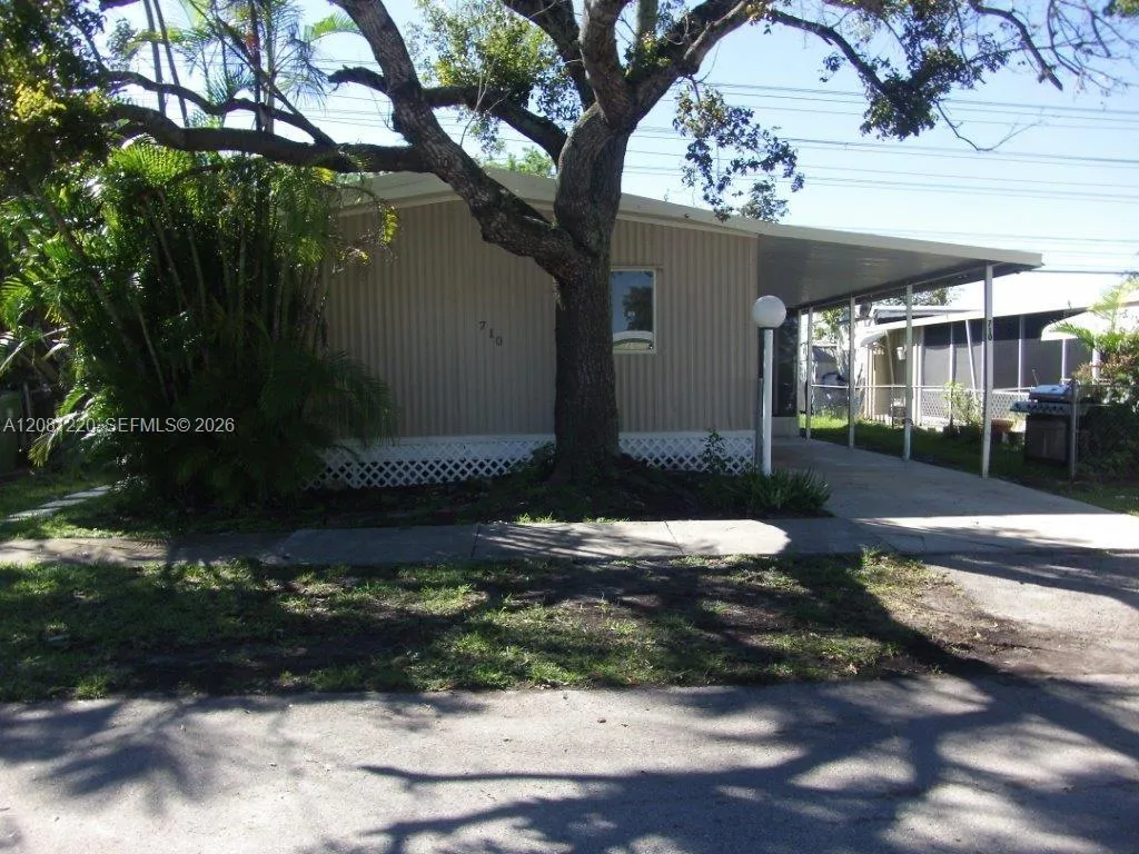 Foto de propiedad en 710 NW 219th Avenue, Pembroke Pines, FL 33029 Pembroke Pines con MLS# 