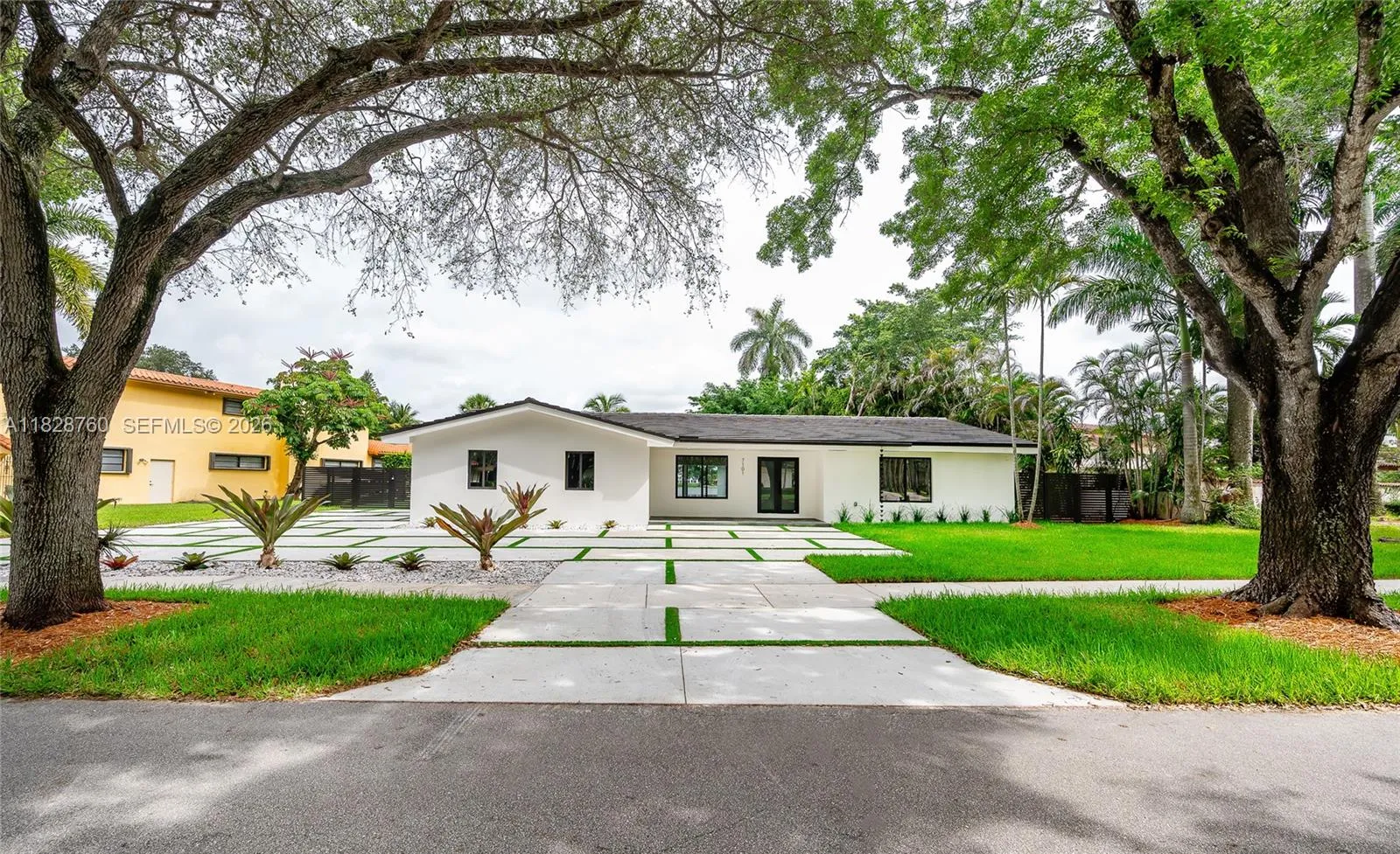 Foto de propiedad en 7101 E Troon Circle, Miami Lakes, FL 33014 Miami Lakes con MLS# 