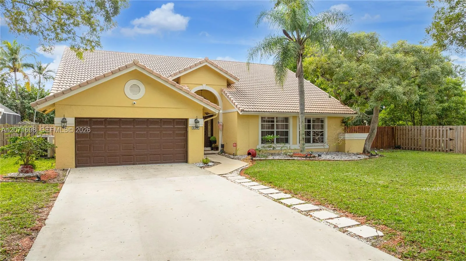 Foto de propiedad en 7101 NW 44th Lane, Coconut Creek, FL 33073 Coconut Creek con MLS# 