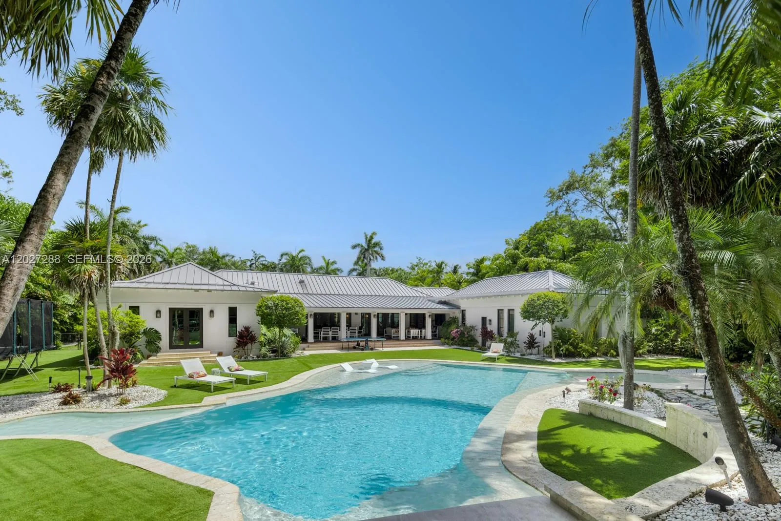 Foto de propiedad en 7101 SW 66th Street, Miami, FL 33143 Miami con MLS# 