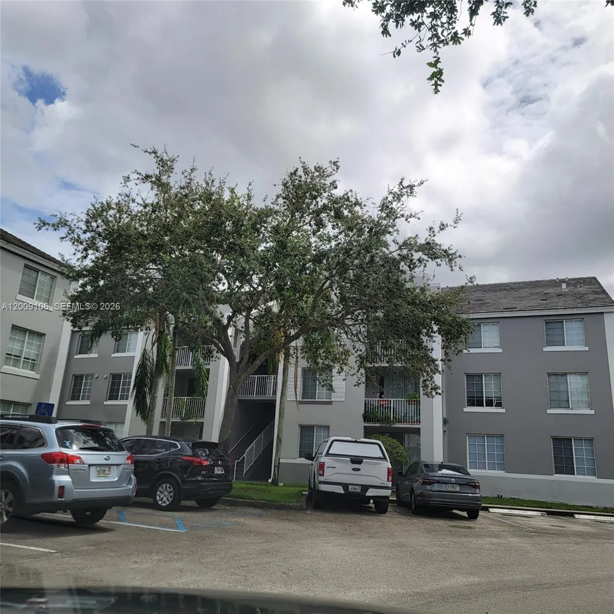 Foto de propiedad en 711 SW 111th Way 301, Pembroke Pines, FL 33025 Pembroke Pines con MLS# 
