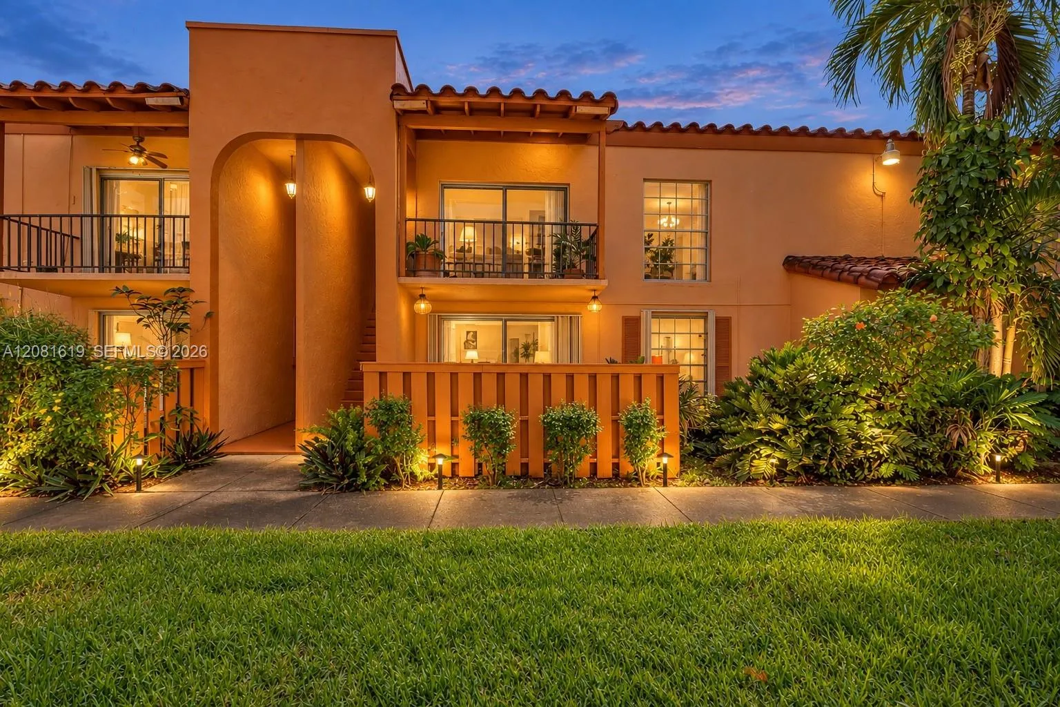 Foto de propiedad en 7110 Fairway Drive L12, Miami Lakes, FL 33014 Miami Lakes con MLS# 