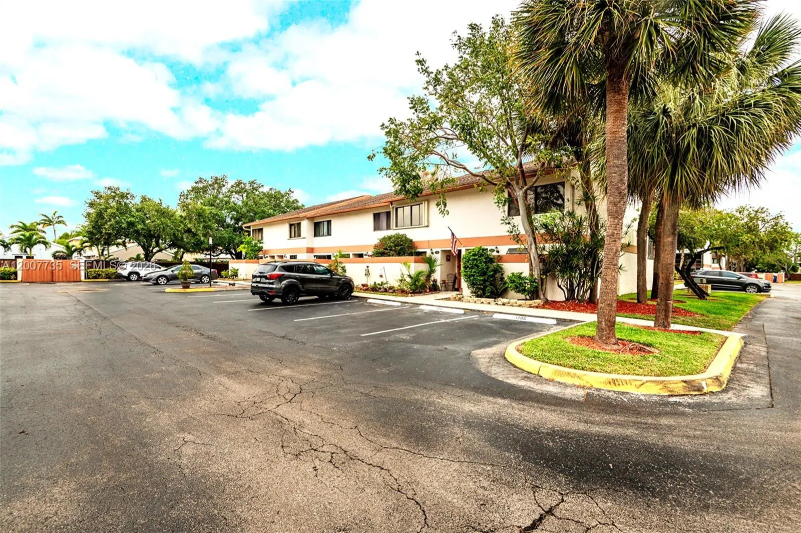 Foto de propiedad en 7111 SW 42nd Place, Davie, FL 33314 Davie con MLS# 