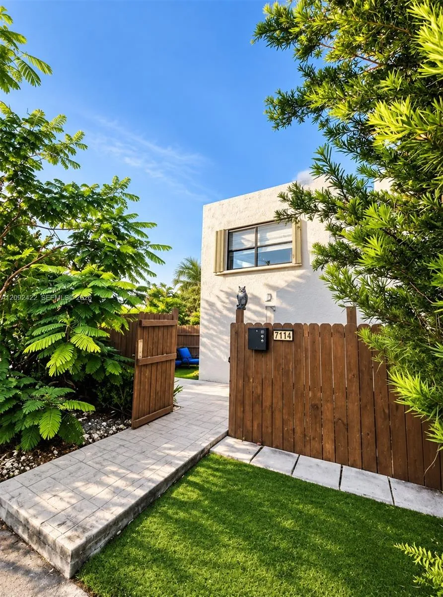 Foto de propiedad en 7114 SW 113th Avenue, Miami, FL 33173 Miami con MLS# 