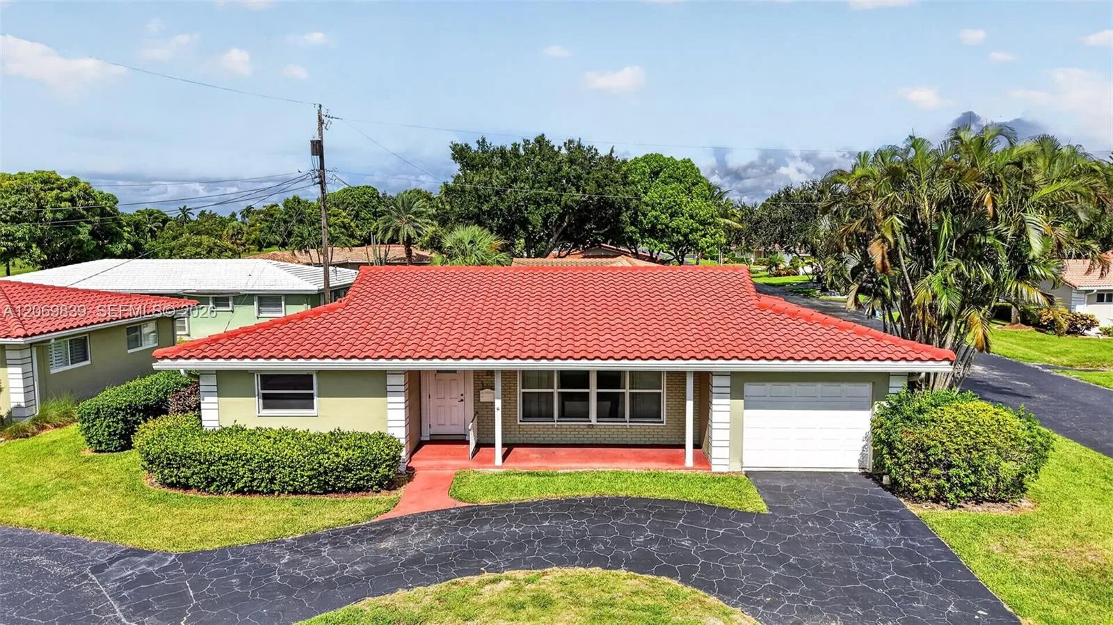 Foto de propiedad en 7118 E Tropical Way, Plantation, FL 33317 Plantation con MLS# 