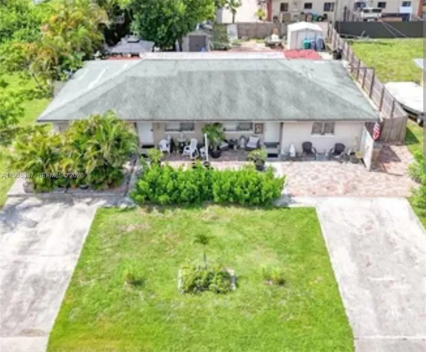 Foto de propiedad en 712 SE 8th Street, Cape Coral, FL 33990 Cape Coral con MLS# 
