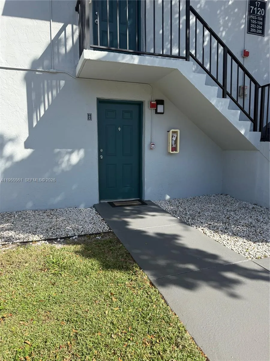 Foto de propiedad en 7120 NW 179th Street 105, Hialeah, FL 33015 Hialeah con MLS# 