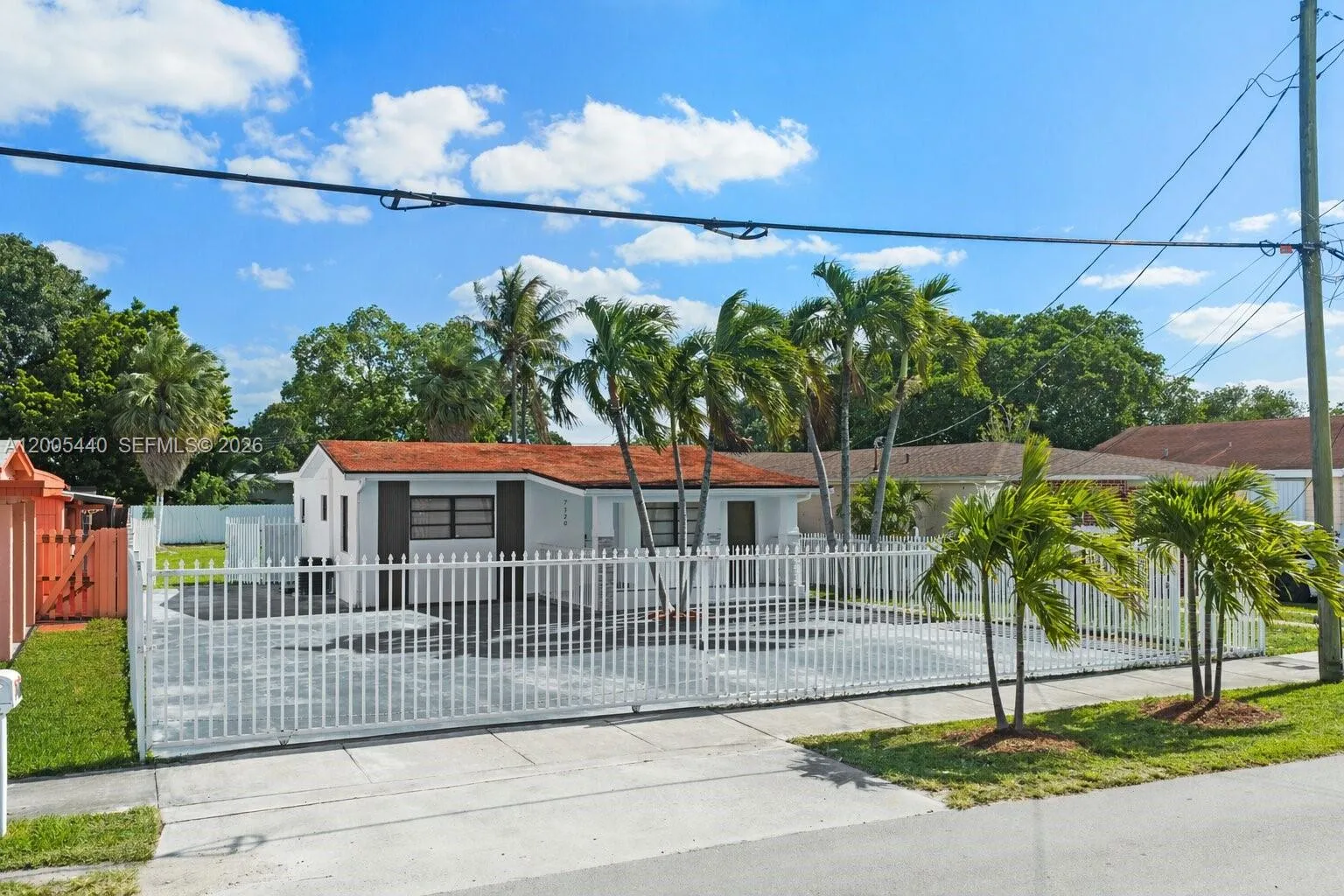 Foto de propiedad en 7120 SW 21st Street, Miami, FL 33155 Miami con MLS# 