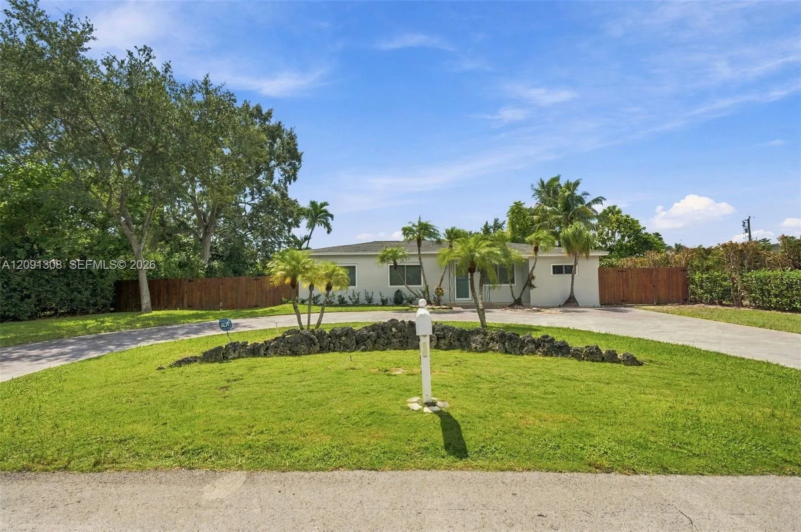 Foto de propiedad en 7120 SW 58th Street, Miami, FL 33143 Miami con MLS# 