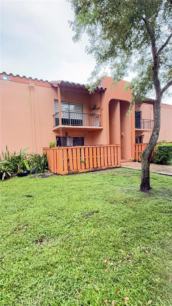 Foto de propiedad en 7121 Miami Lakes Drive Q8, Miami Lakes, FL 33014 Miami Lakes con MLS# 