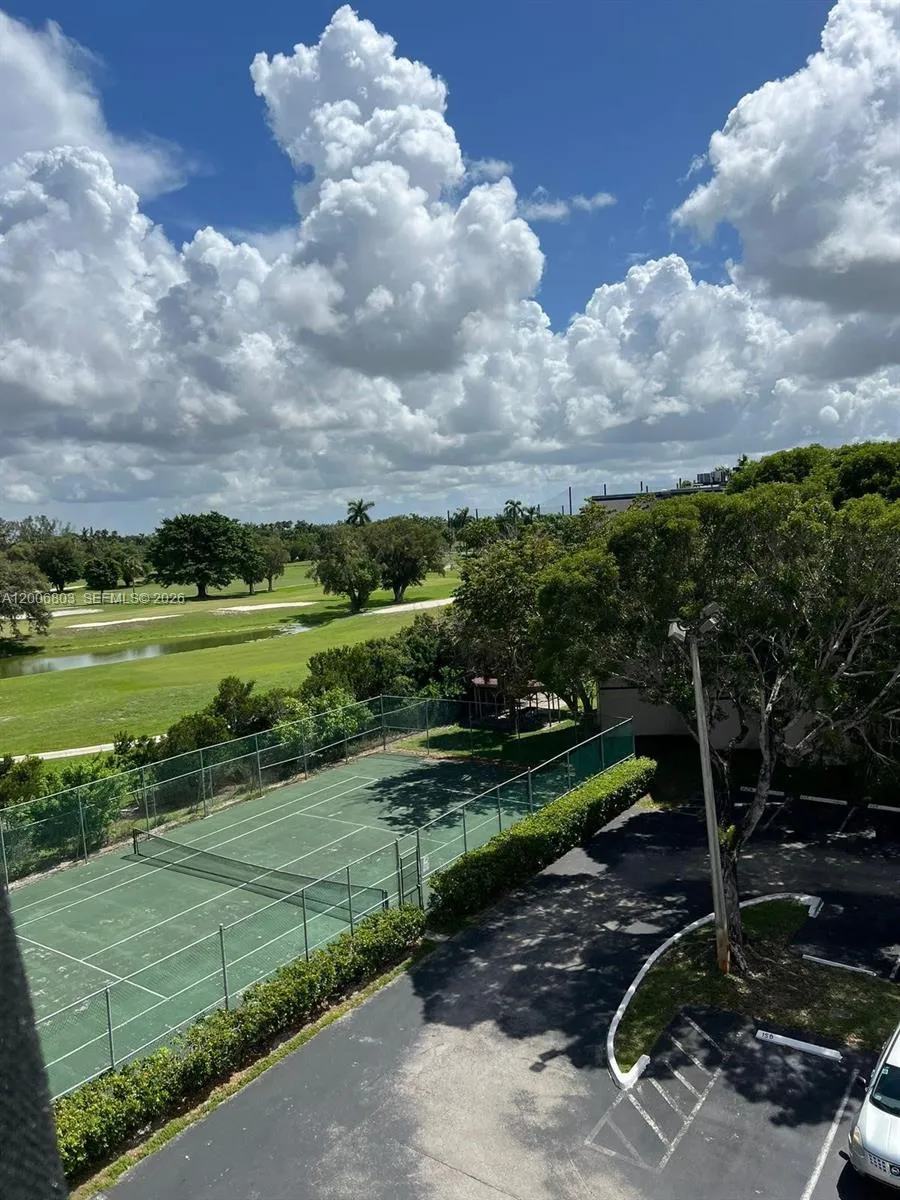 Foto de propiedad en 7125 NW 186th Street B502, Hialeah, FL 33015 Hialeah con MLS# 