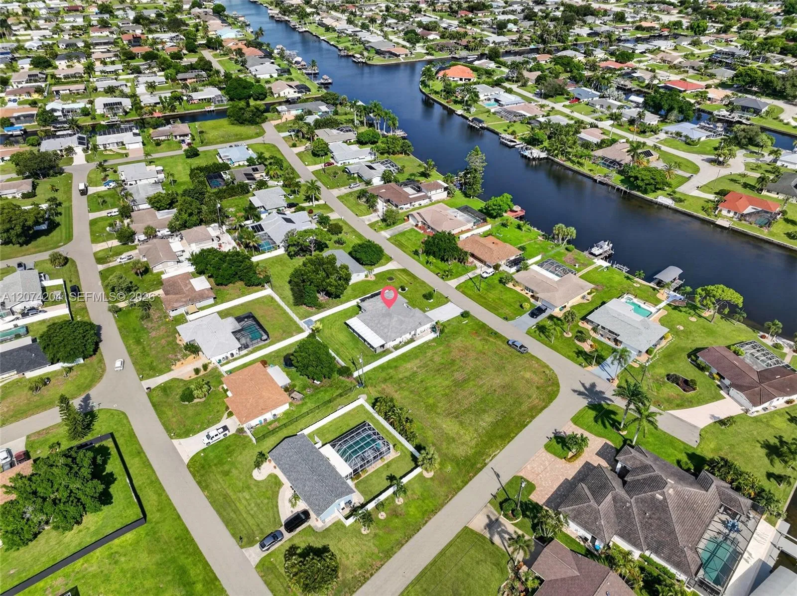 Foto de propiedad en 713 Se, Cape Coral, FL 33904 Cape Coral con MLS# 