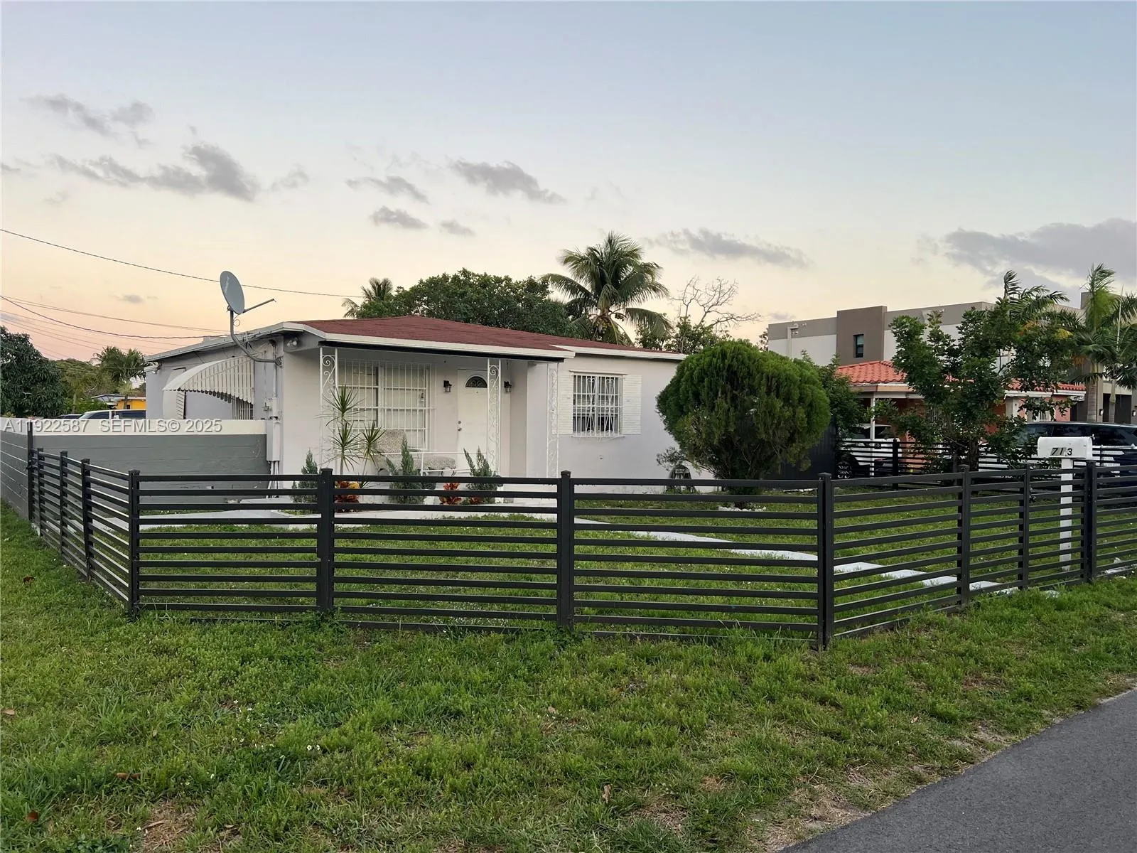 Foto de propiedad en 713 SW 7th Avenue, Hallandale Beach, FL 33009 Hallandale Beach con MLS# 