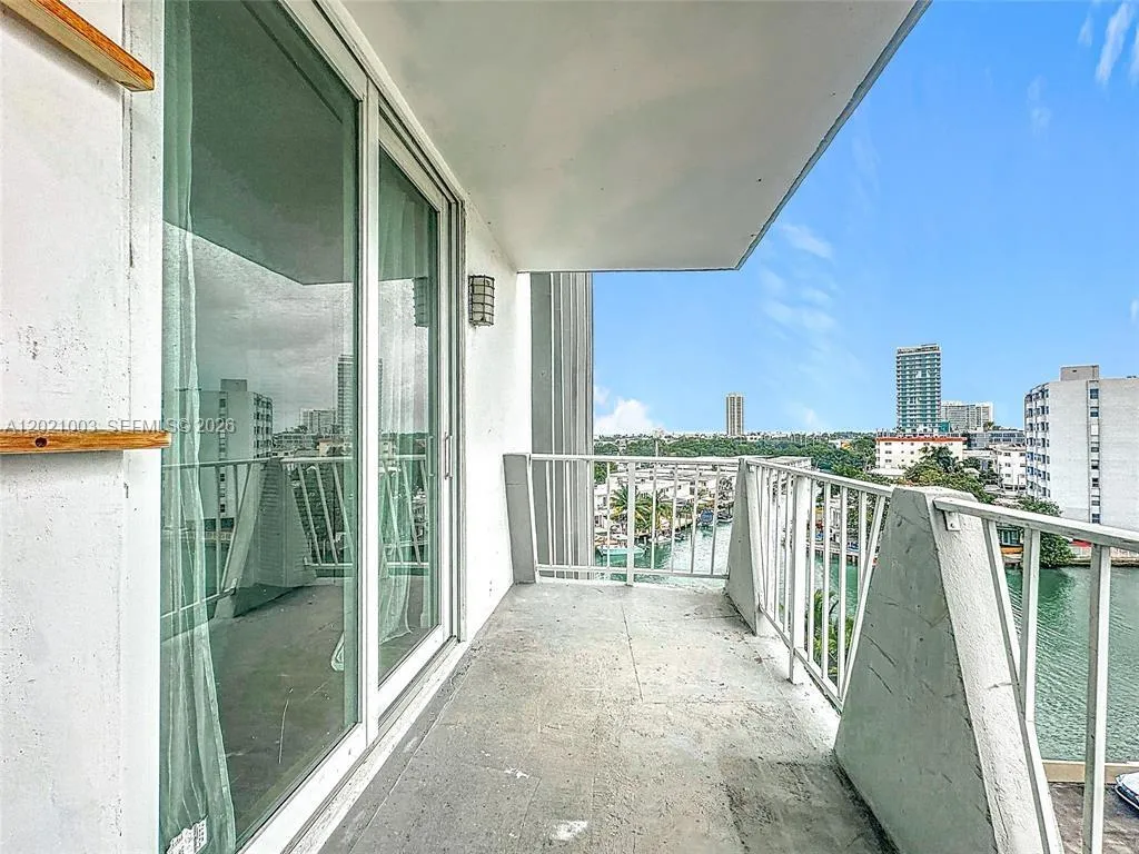 Foto de propiedad en 7133 Bay Drive 705, Miami Beach, FL 33141 Miami Beach con MLS# 