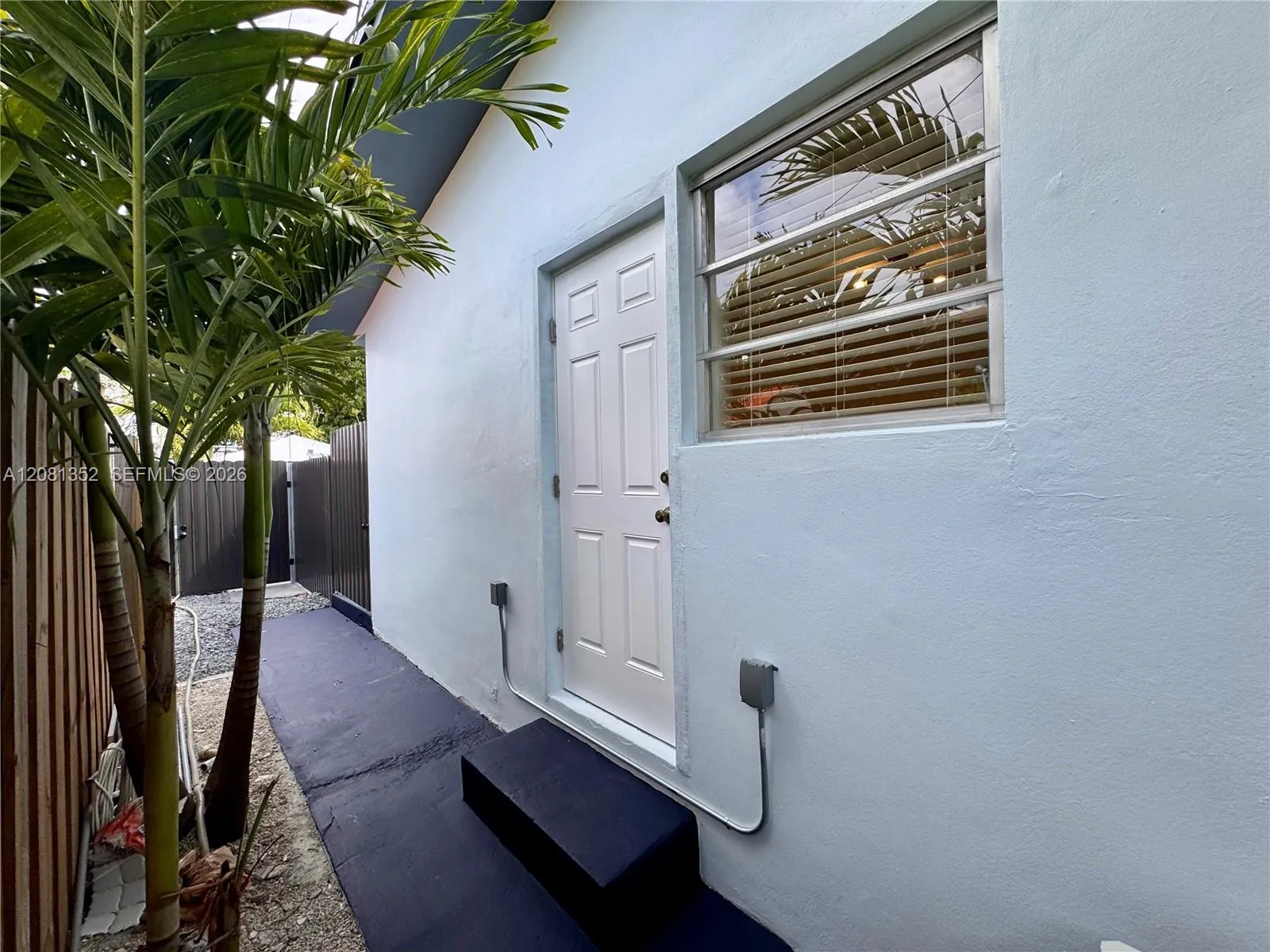 Foto de propiedad en 7135 SW 22nd Street A, Miami, FL 33155 Miami con MLS# 
