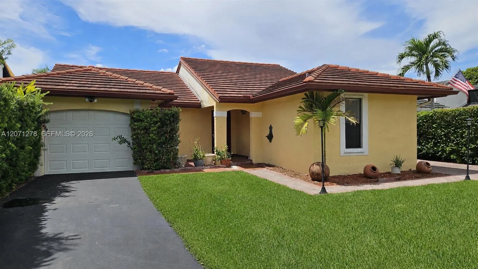 Foto de propiedad en 7142 SW 103rd Ct Circle, Miami, FL 33173 Miami con MLS# 