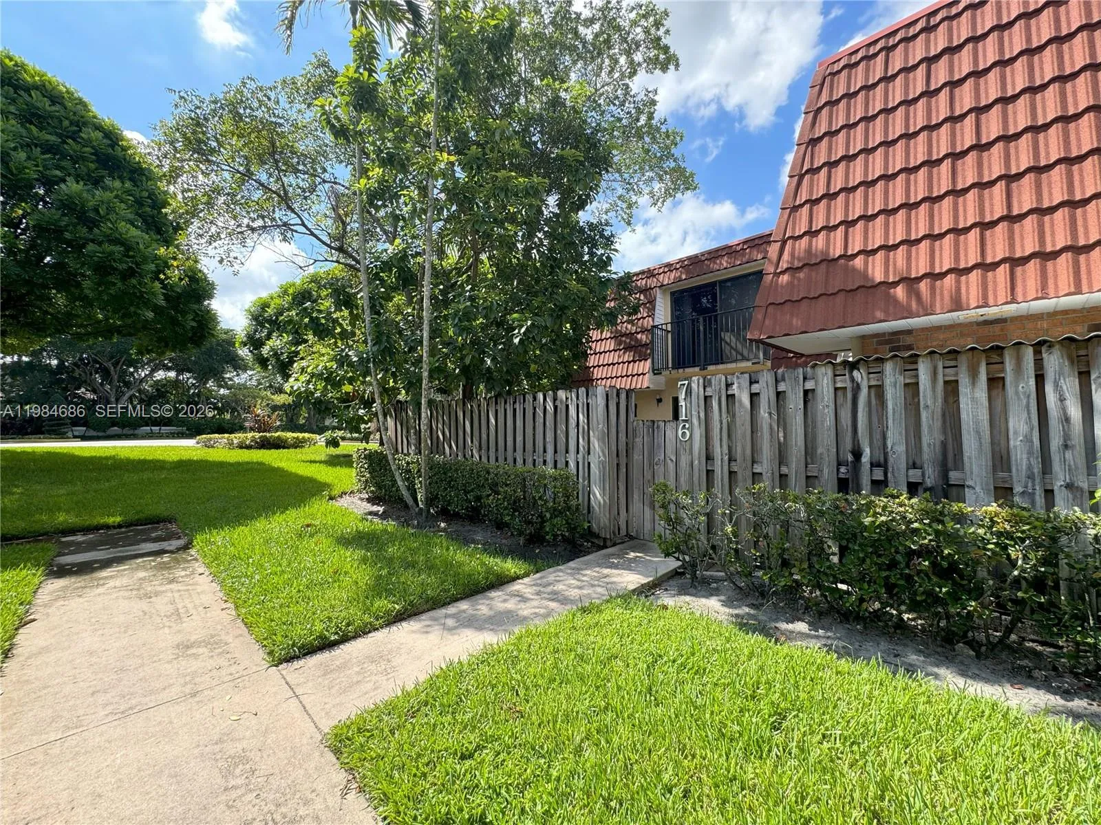 Foto de propiedad en 716 NW 98th Way, Plantation, FL 33324 Plantation con MLS# 