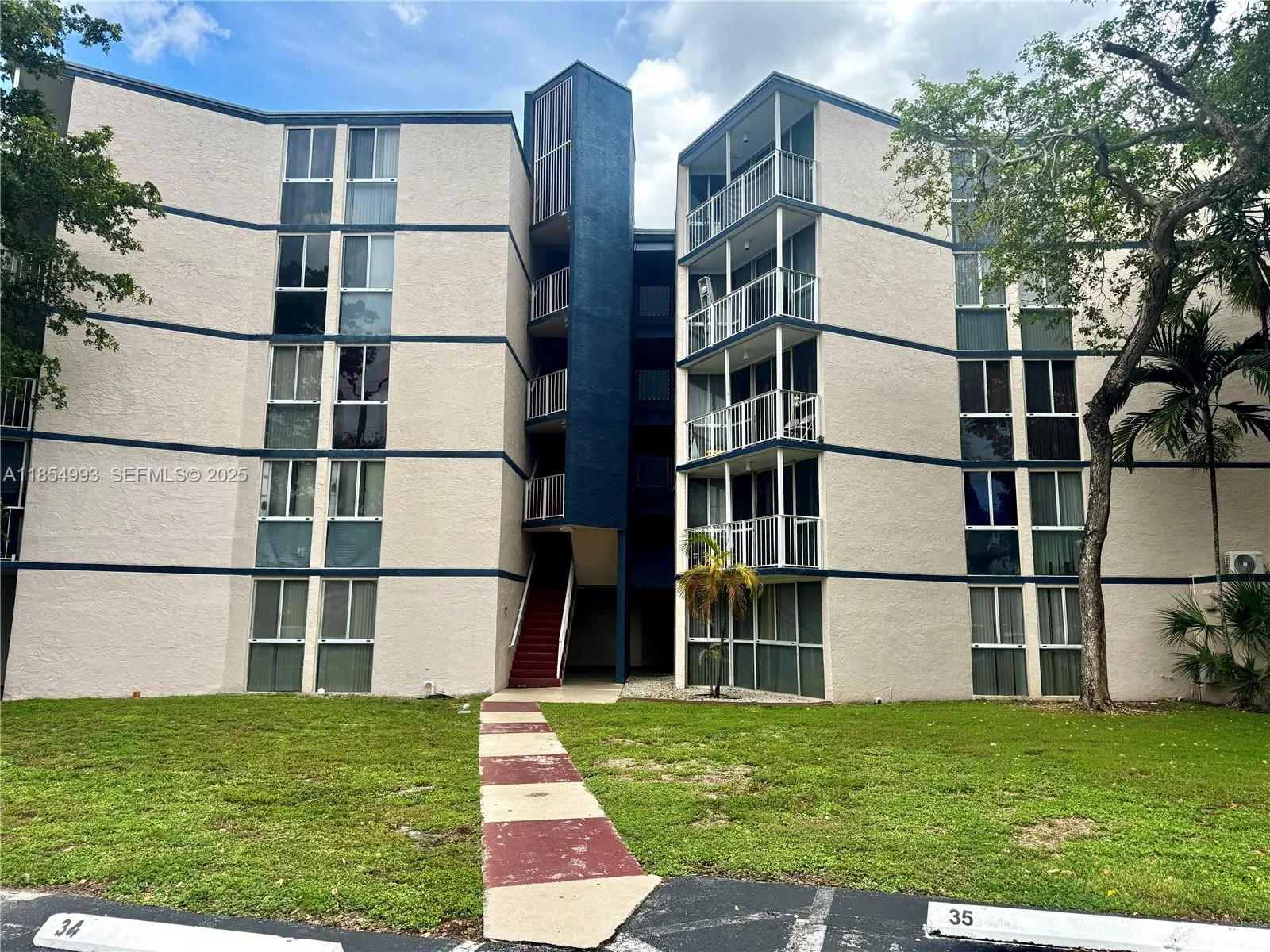 Foto de propiedad en 7165 NW 186th Street A211, Hialeah, FL 33015 Hialeah con MLS# 