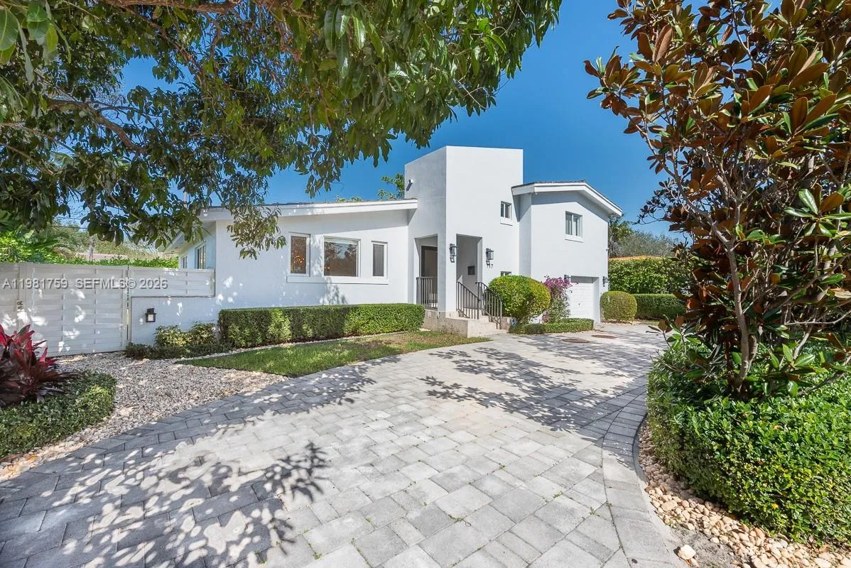 Foto de propiedad en 717 Benevento Avenue, Coral Gables, FL 33146 Coral Gables con MLS# 
