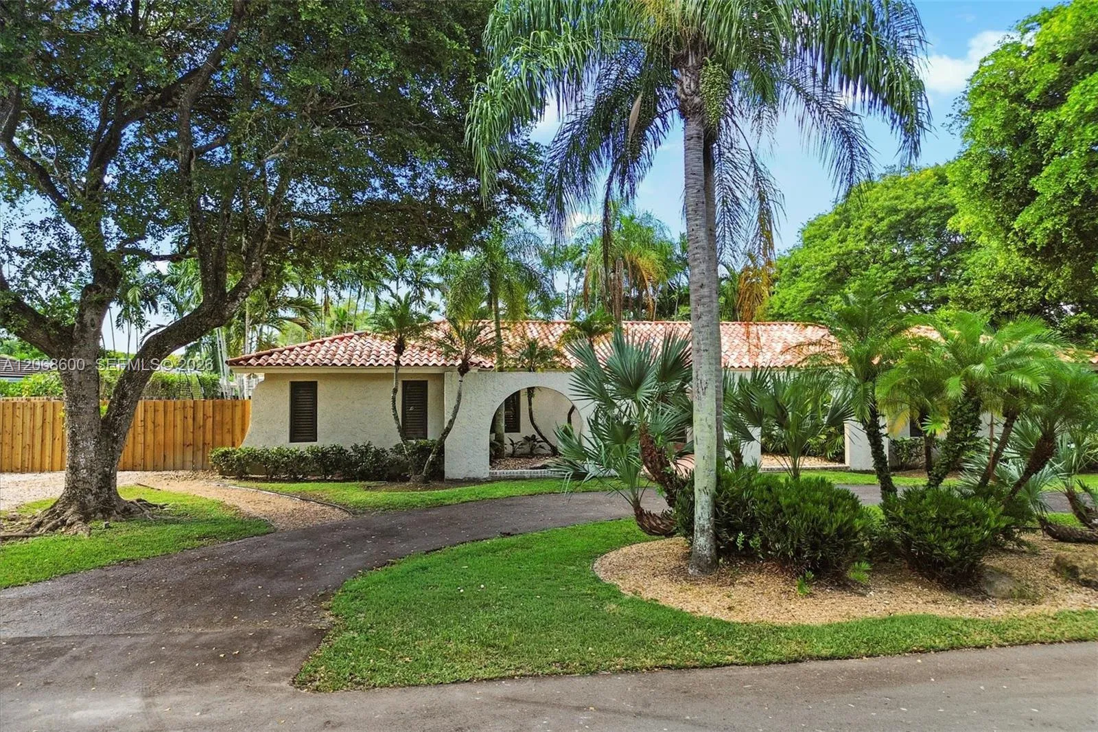Foto de propiedad en 7190 SW 100th Street, Pinecrest, FL 33156 Pinecrest con MLS# 