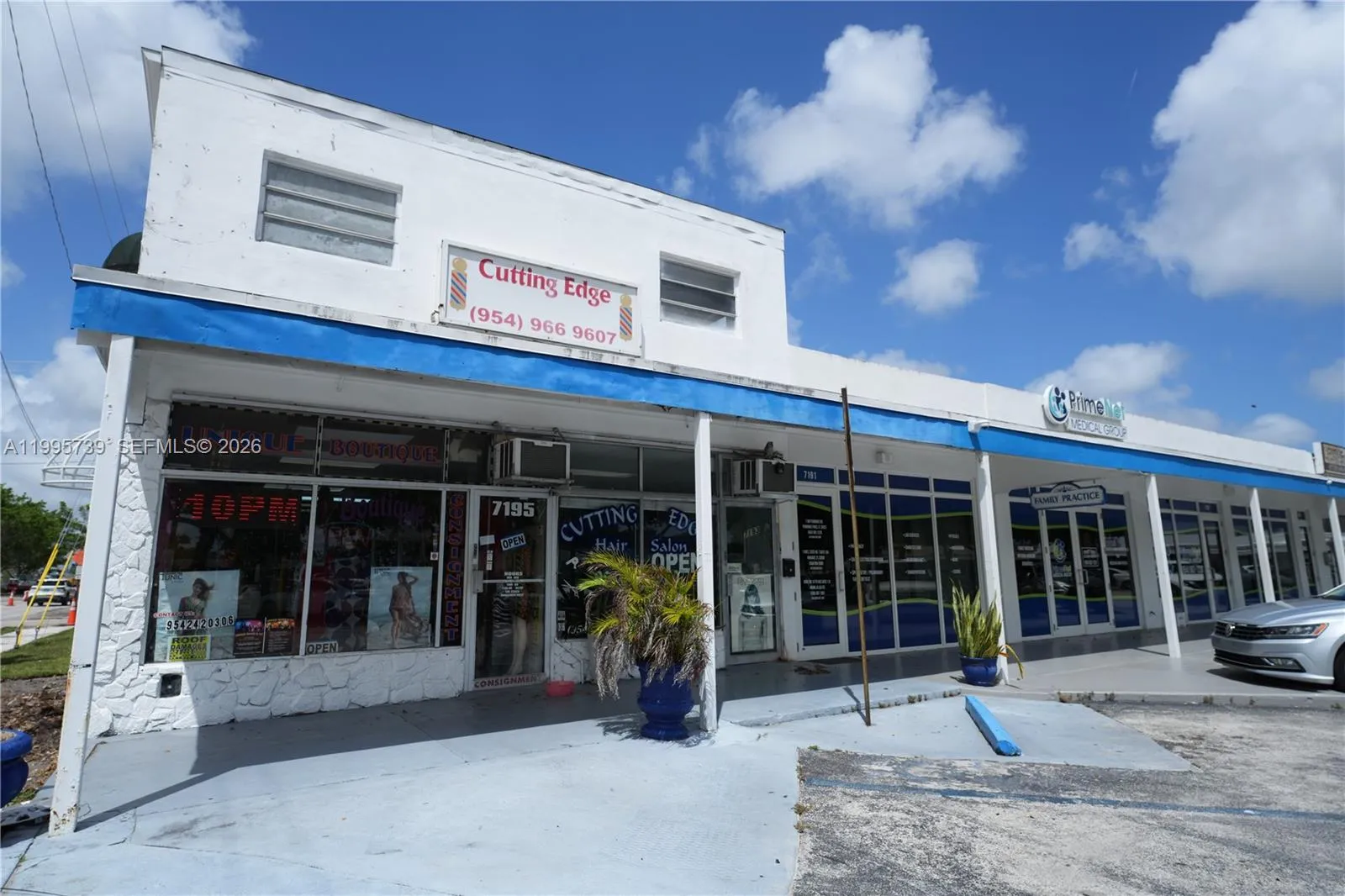 Foto de propiedad en 7193-7195 Pembroke Road, Pembroke Pines, FL 33023 Pembroke Pines con MLS# 
