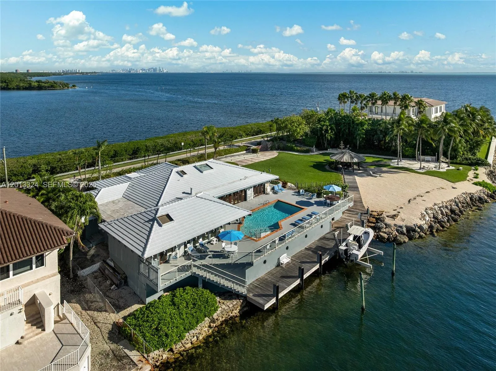 Foto de propiedad en 720 Lugo Avenue, Coral Gables, FL 33156 Coral Gables con MLS# 
