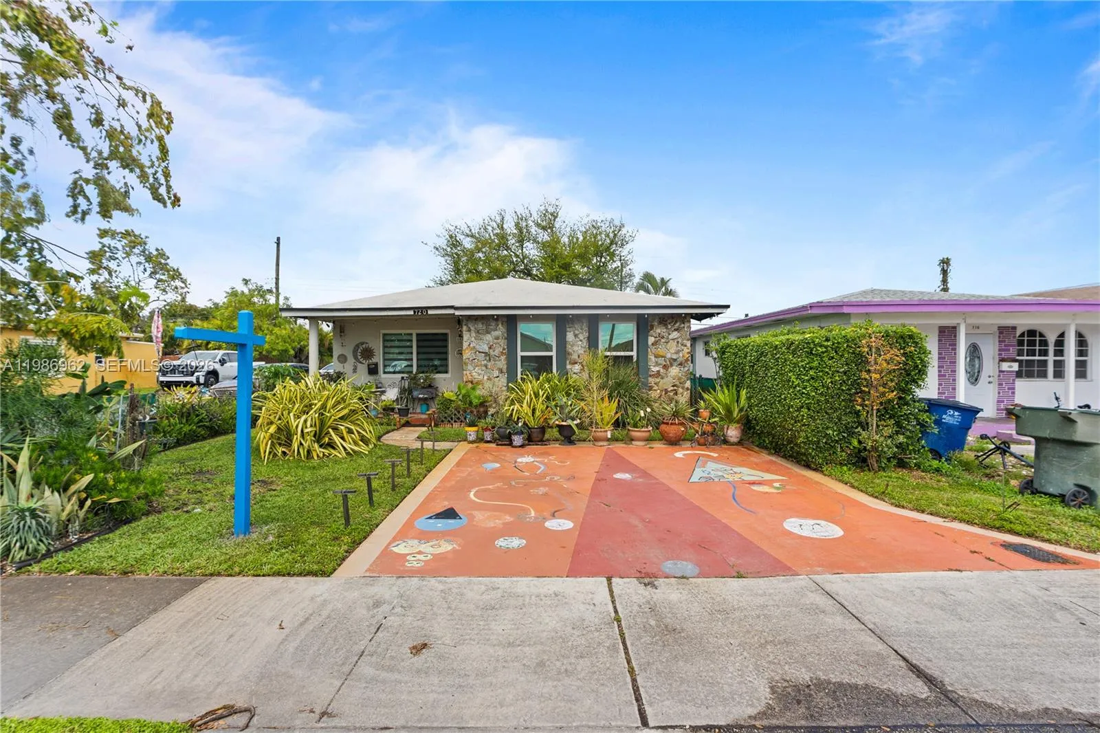 Foto de propiedad en 720 NW 4th Street, Hallandale Beach, FL 33009 Hallandale Beach con MLS# 
