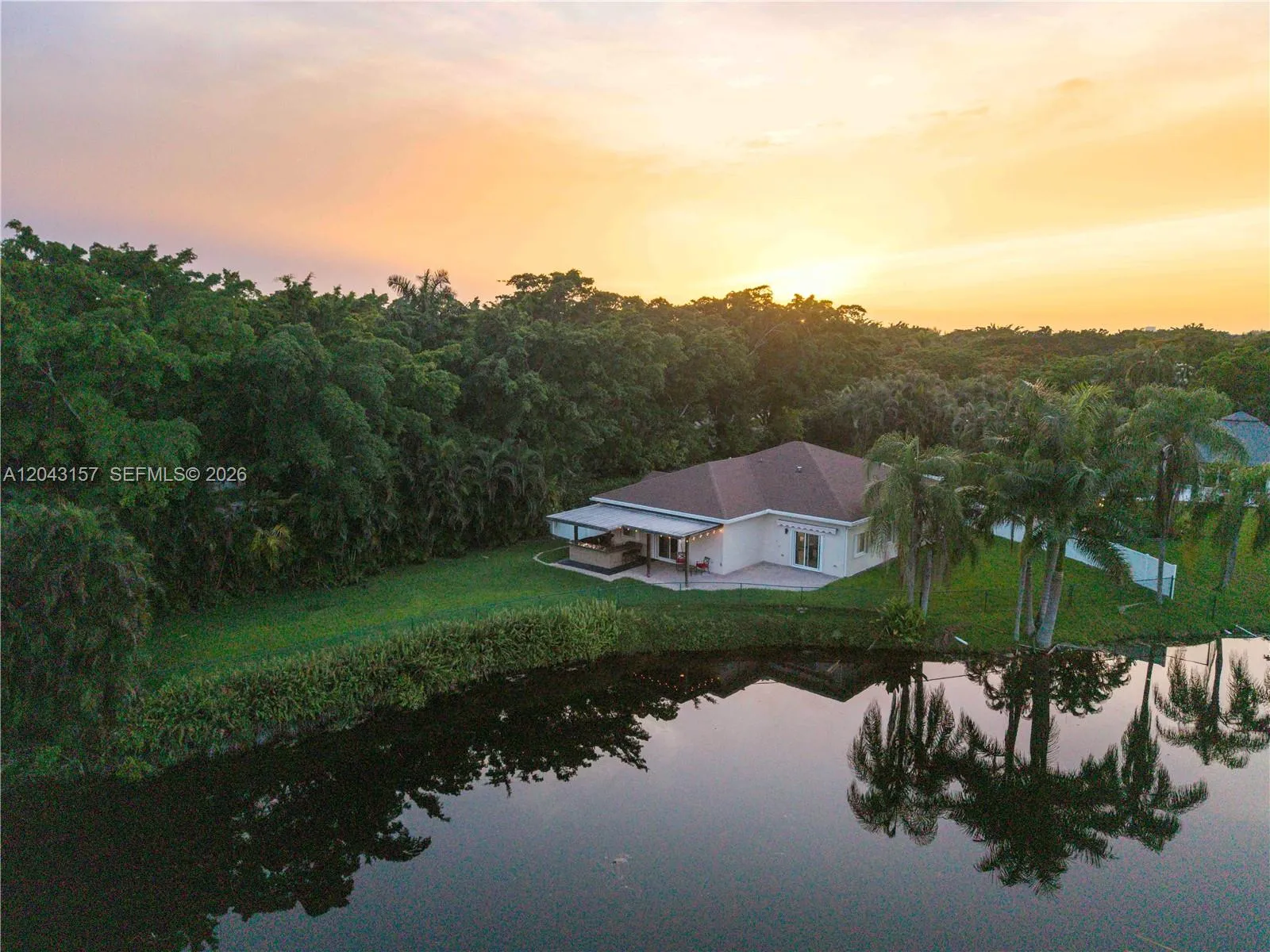 Foto de propiedad en 720 S Old Nob Hill Road, Plantation, FL 33324 Plantation con MLS# 