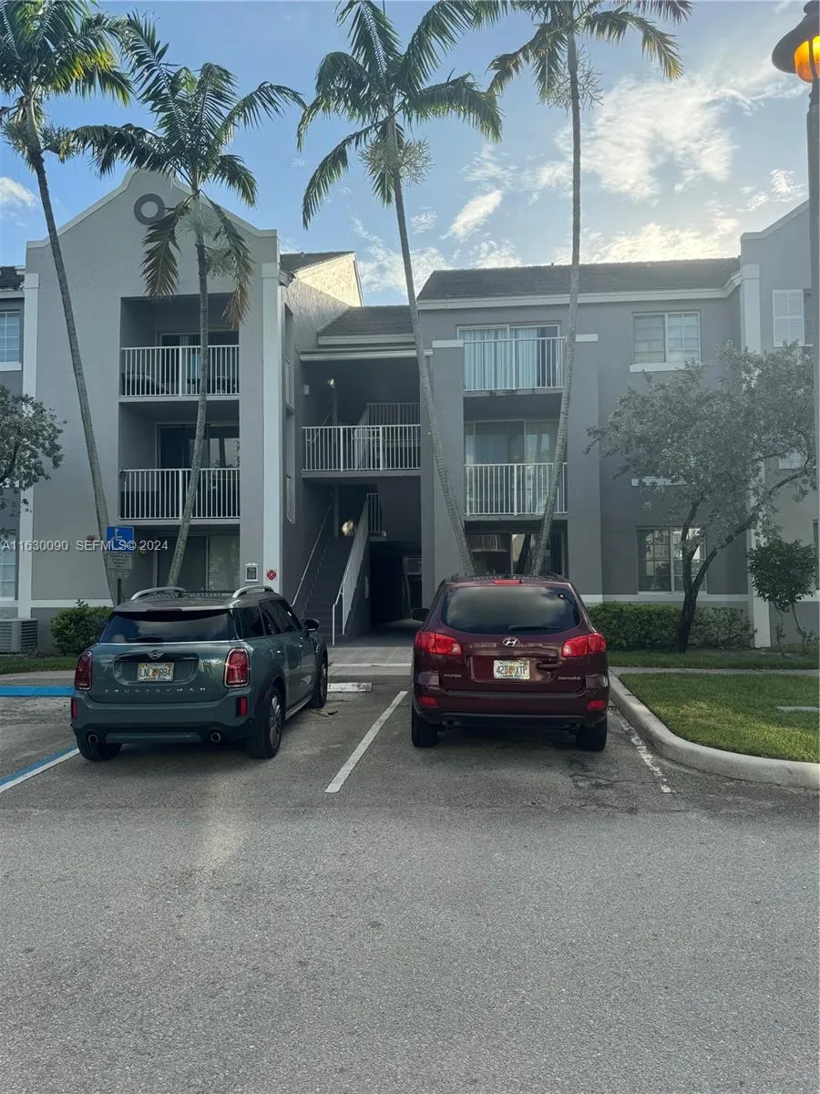 Foto de propiedad en 720 SW 111th Avenue 307, Pembroke Pines, FL 33025 Pembroke Pines con MLS# 