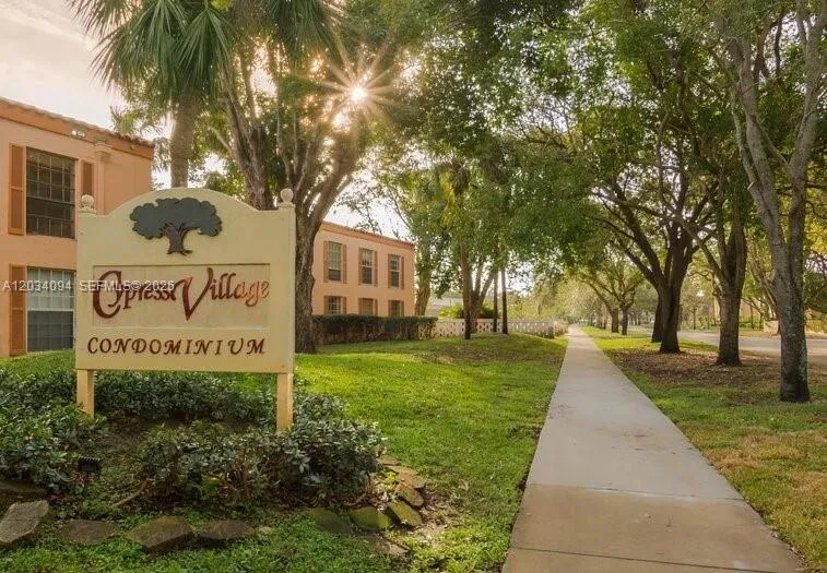 Foto de propiedad en 7208 Fairway Drive I11, Miami Lakes, FL 33014 Miami Lakes con MLS# 