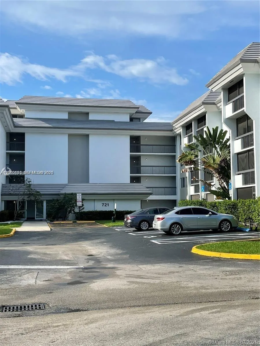 Foto de propiedad en 721 N Pine Island Road 104, Plantation, FL 33324 Plantation con MLS# 