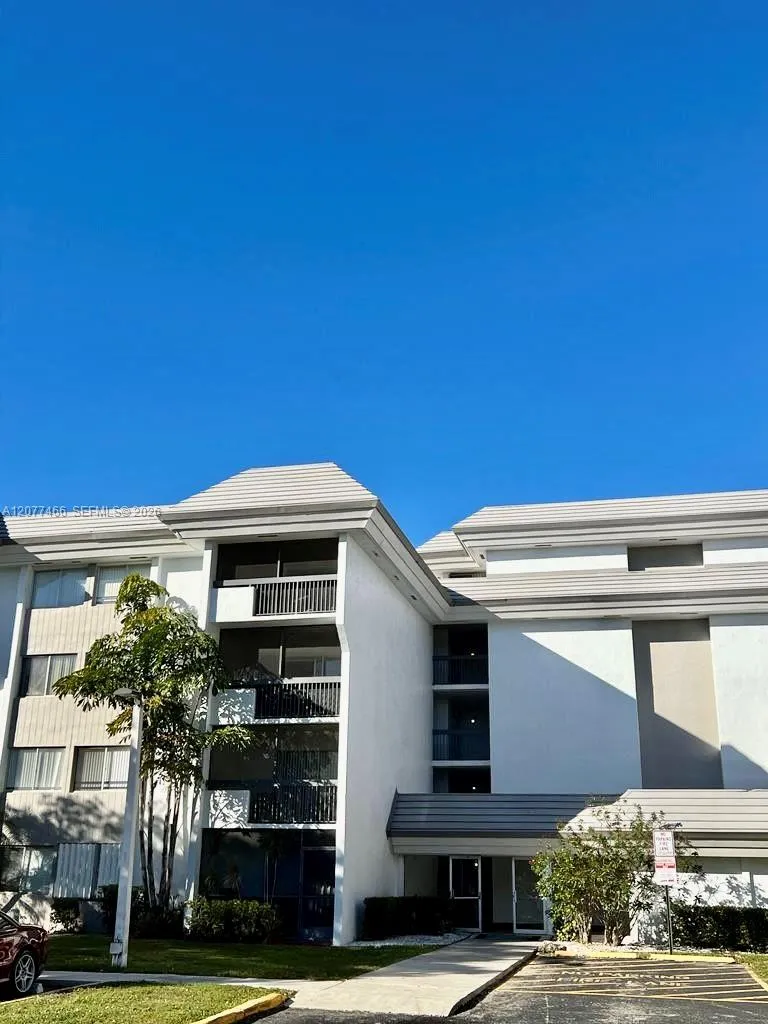 Foto de propiedad en 721 N Pine Island Road 213, Plantation, FL 33324 Plantation con MLS# 