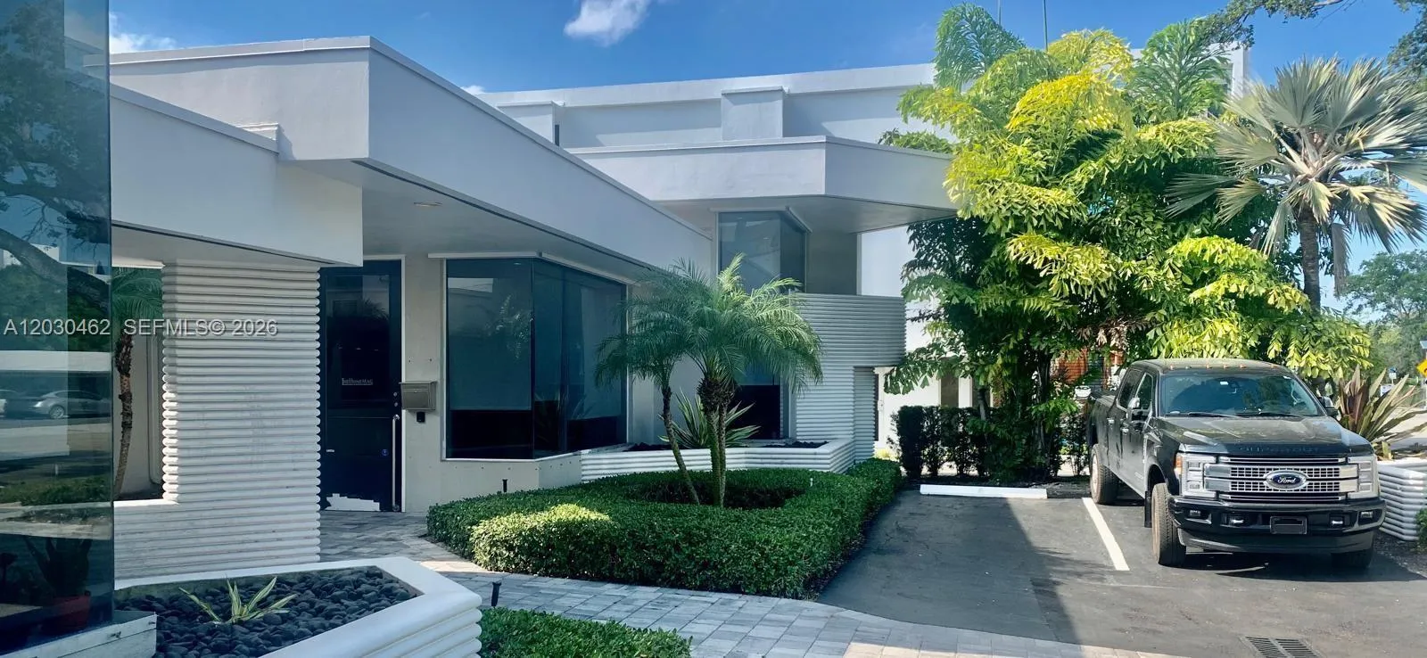 Foto de propiedad en 721 NE 3rd Avenue A, Fort Lauderdale, FL 33304 Fort Lauderdale con MLS# 