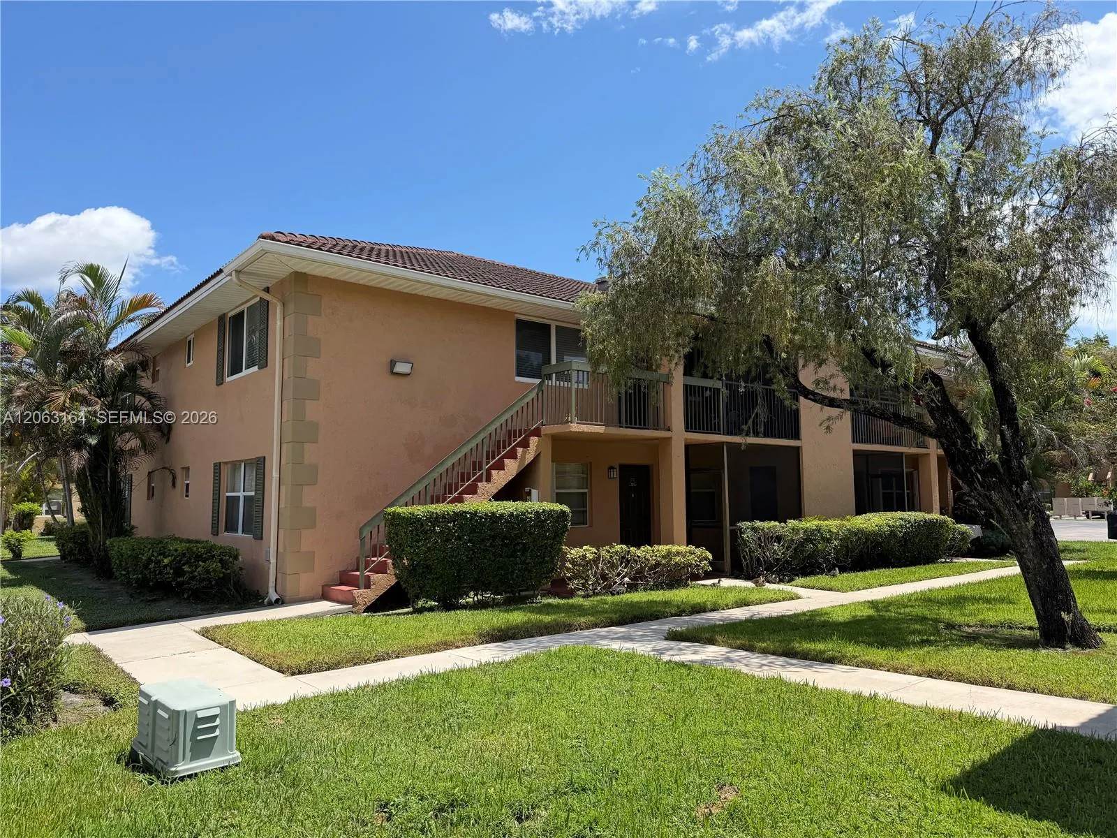 Foto de propiedad en 721 NW 104th Avenue 101, Pembroke Pines, FL 33026 Pembroke Pines con MLS# 