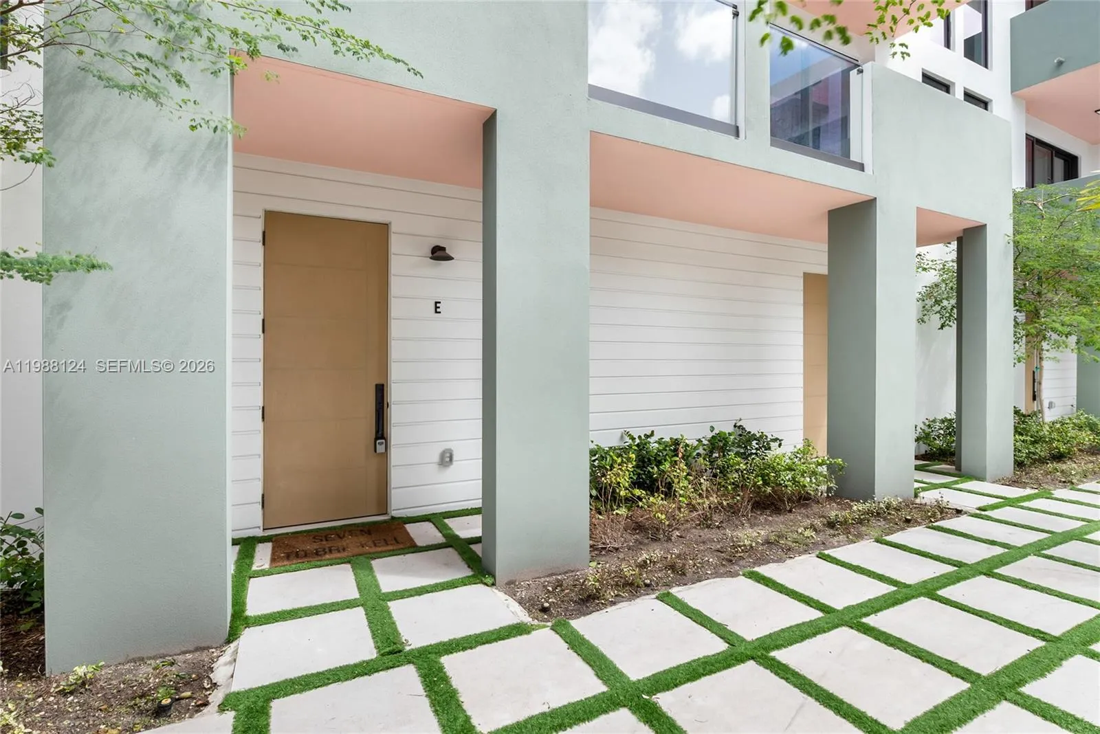 Foto de propiedad en 721 SW 11th Street E E, Miami, FL 33129 Miami con MLS# 