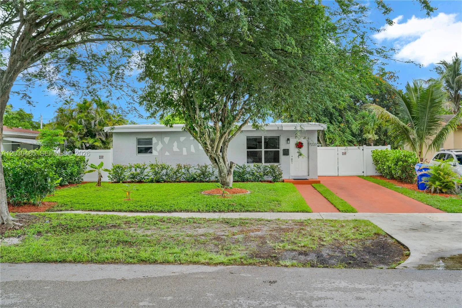 Foto de propiedad en 7220 Arthur Street, Hollywood, FL 33024 Hollywood con MLS# 