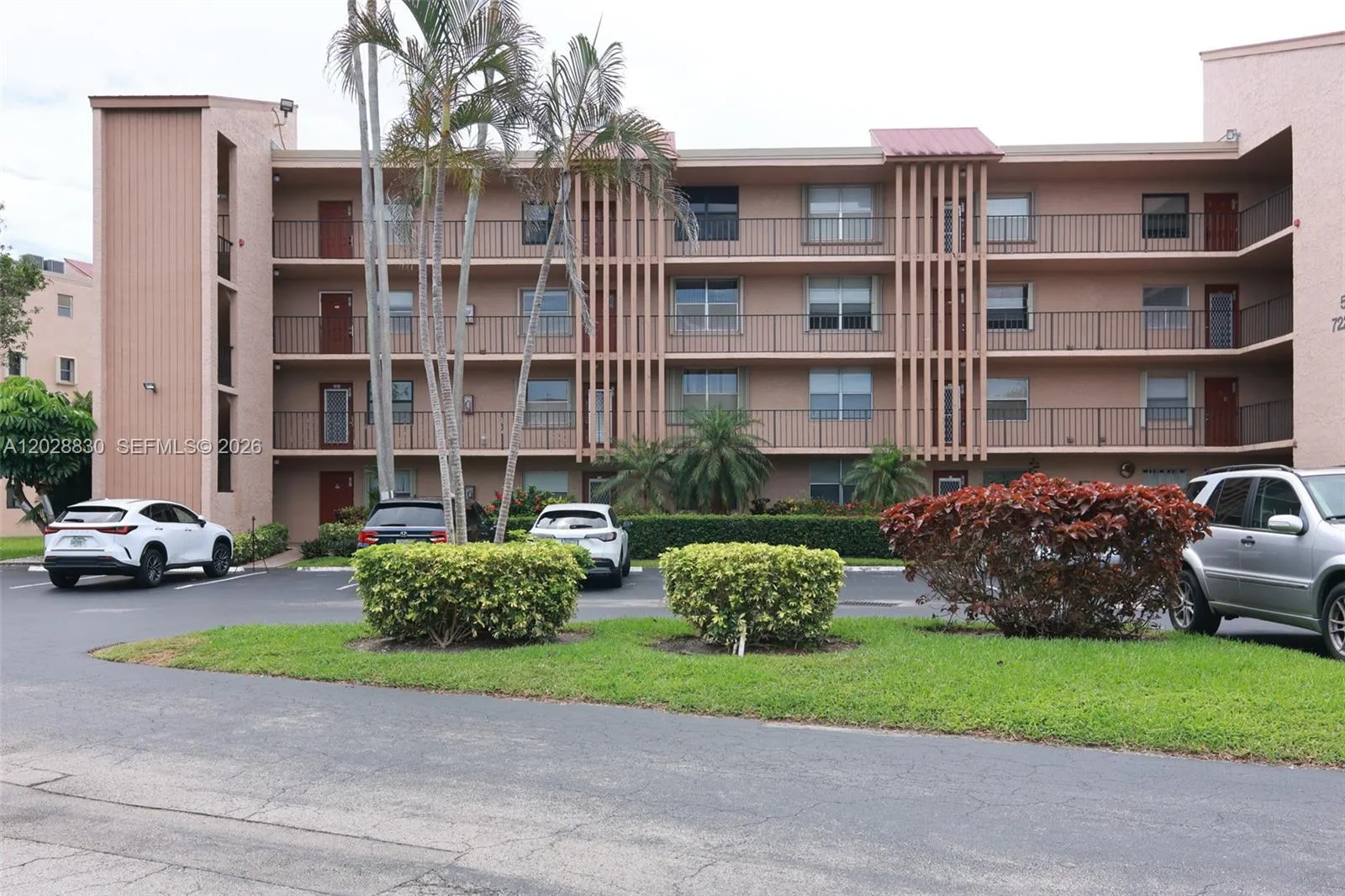 Foto de propiedad en 7220 Lake Cir Drive 101, Margate, FL 33063 Margate con MLS# 