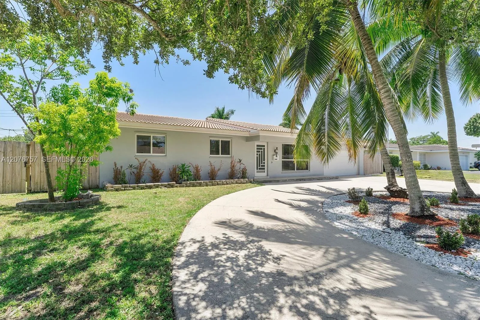 Foto de propiedad en 7220 NW 10th Place, Plantation, FL 33313 Plantation con MLS# 