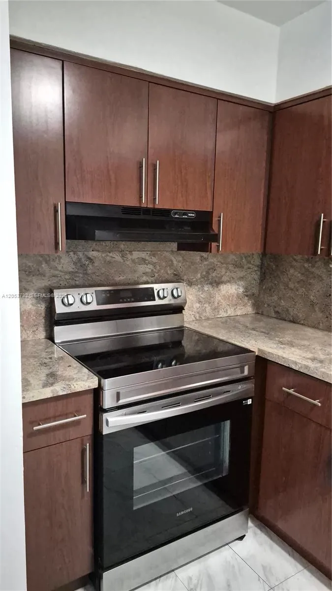 Foto de propiedad en 7220 Pembroke Road 8, Miramar, FL 33023 Miramar con MLS# 