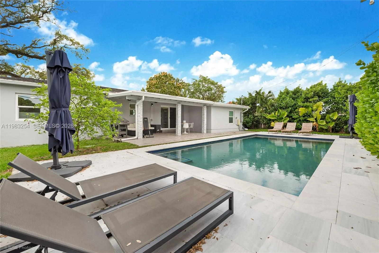 Foto de propiedad en 7235 SW 39th Street, Miami, FL 33155 Miami con MLS# 