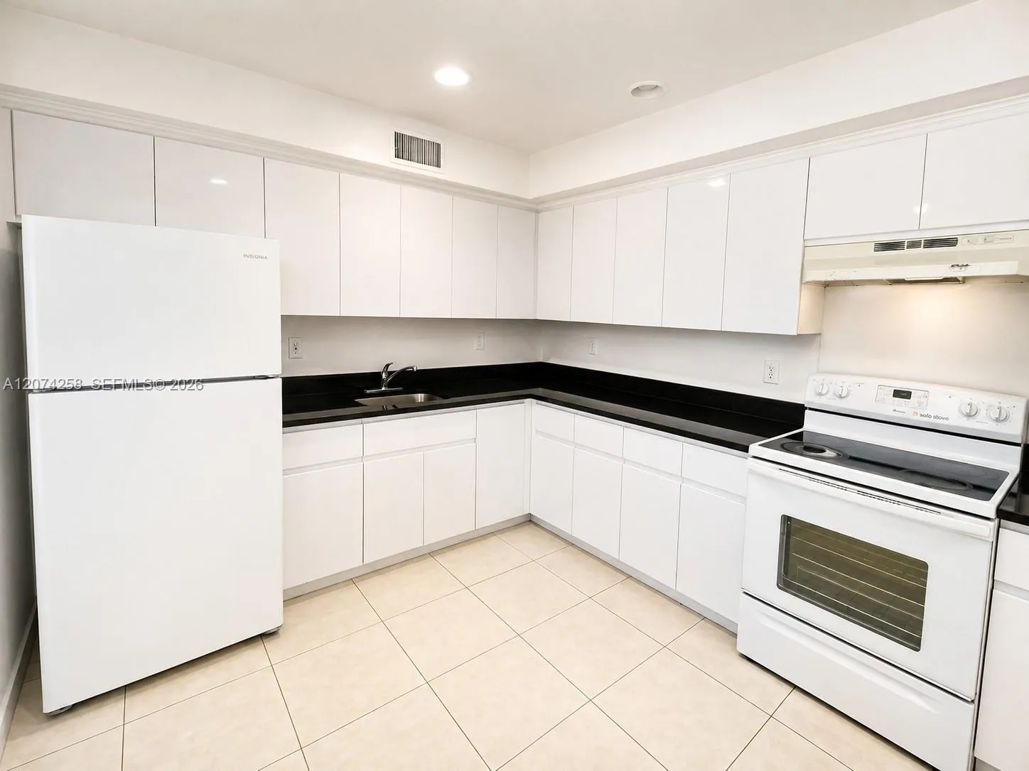 Foto de propiedad en 724 NE 4th Street 3, Hallandale Beach, FL 33009 Hallandale Beach con MLS# 