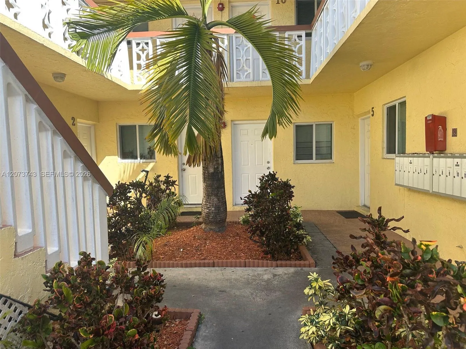 Foto de propiedad en 724 NE 4th Street 5, Hallandale Beach, FL 33009 Hallandale Beach con MLS# 