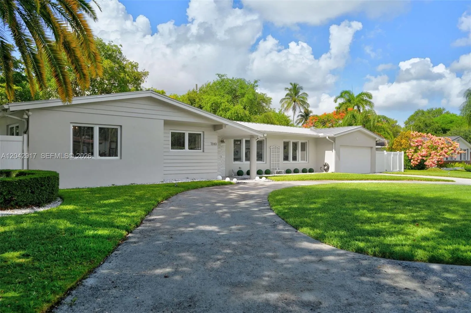 Foto de propiedad en 7240 SW 131st Street, Pinecrest, FL 33156 Pinecrest con MLS# 