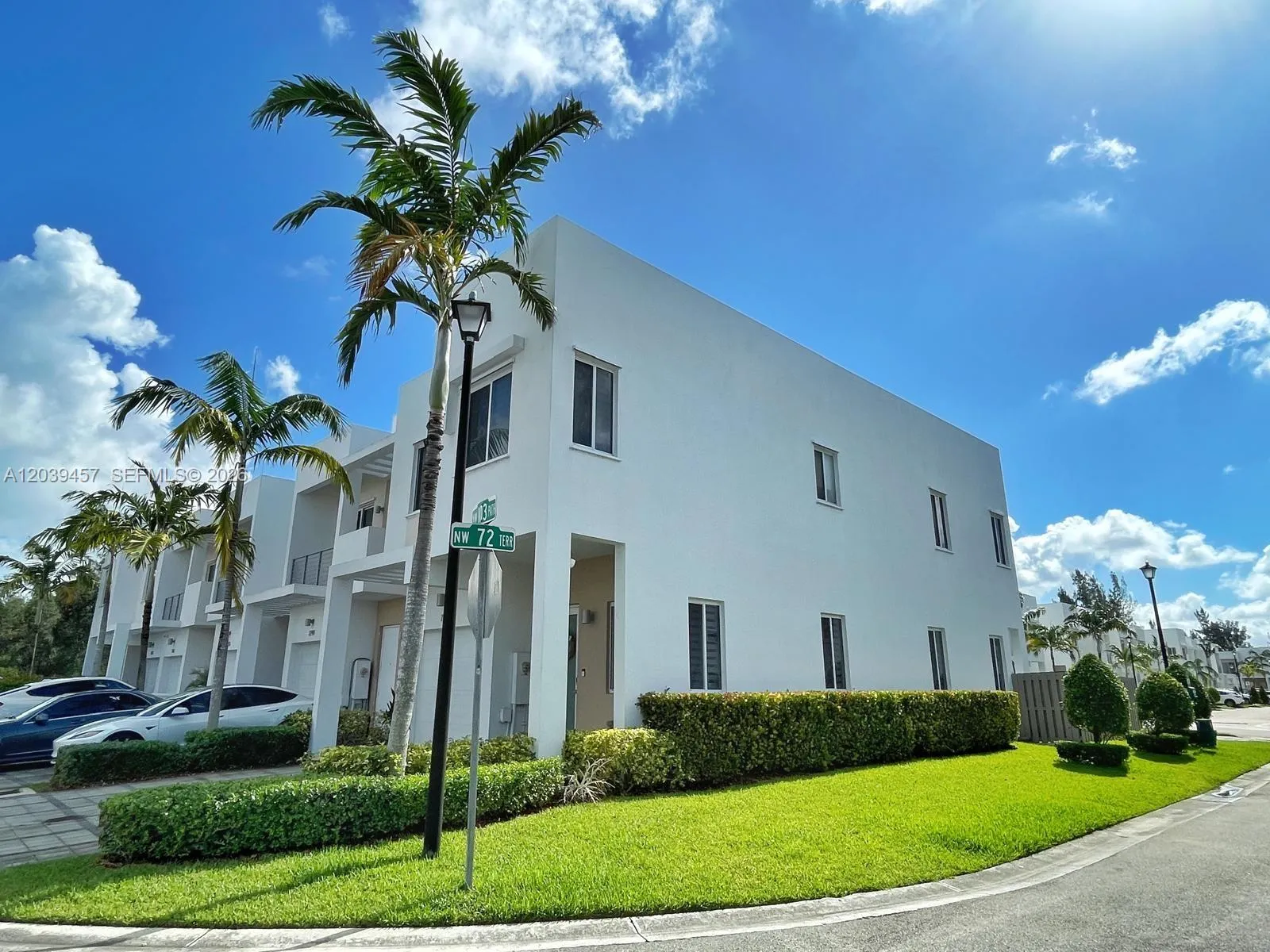 Foto de propiedad en 7243 NW 103rd Path, Doral, FL 33178 Doral con MLS# 