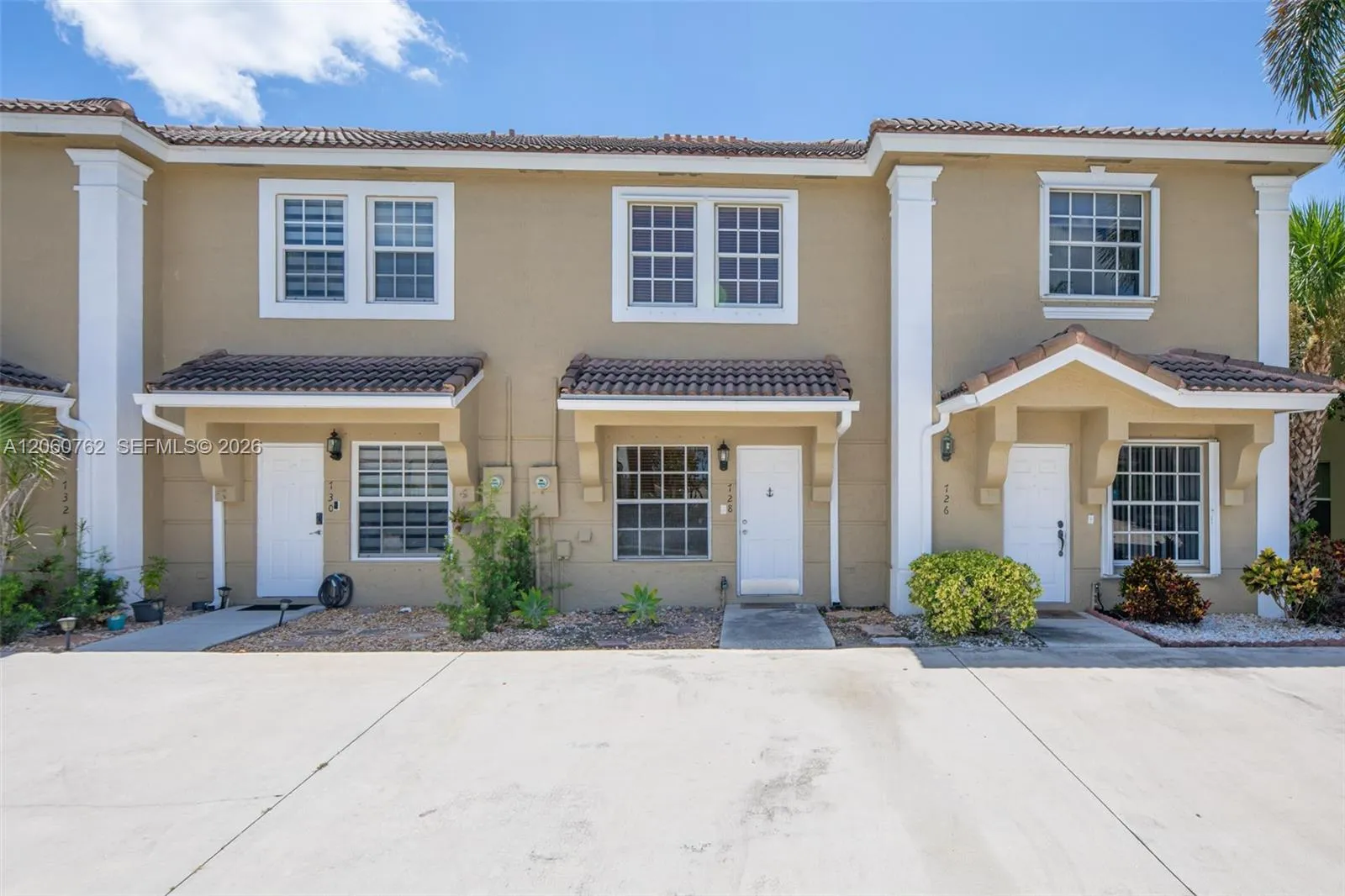 Foto de propiedad en 728 SW 122nd Avenue, Pembroke Pines, FL 33025 Pembroke Pines con MLS# 